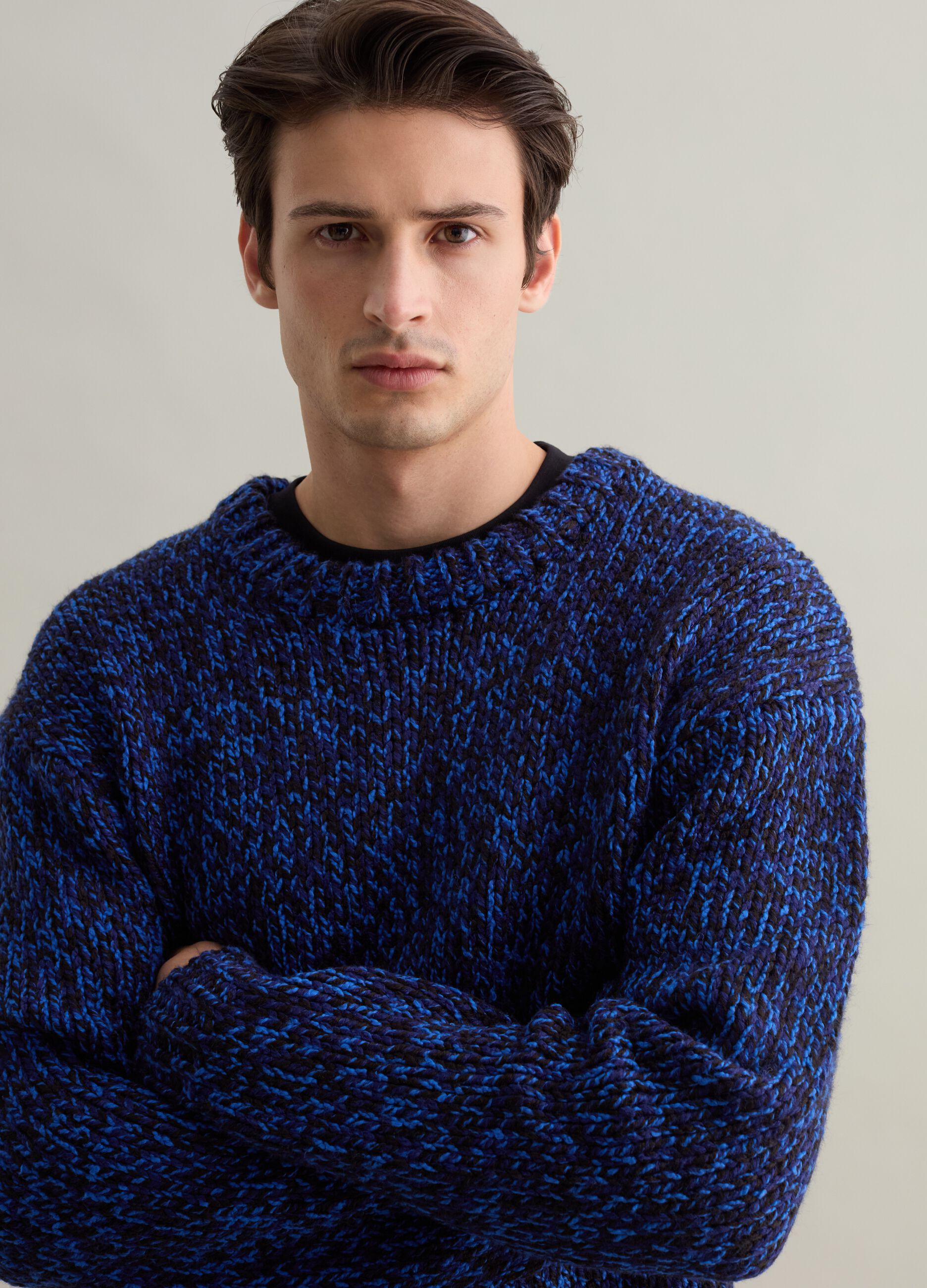 Pullover with two-tone twist effect design