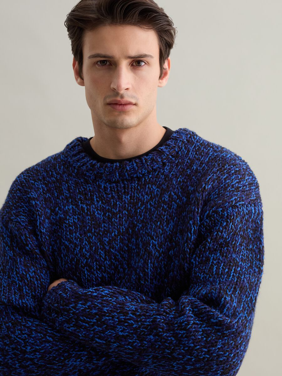 Pullover with two-tone twist effect design_2