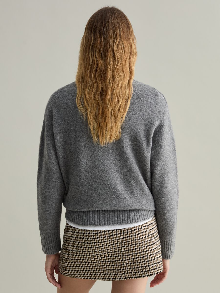 Round neck pullover_3