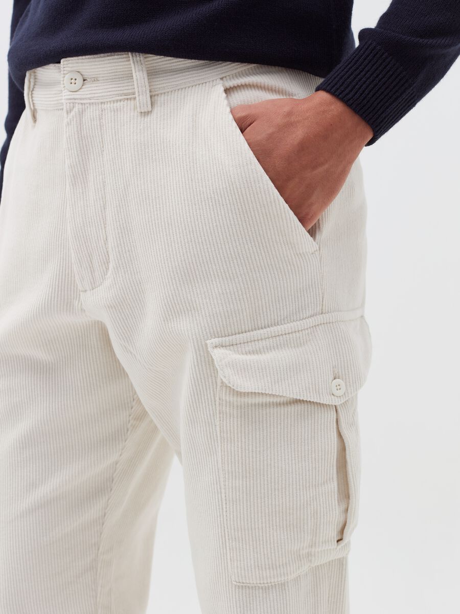 Cargo trousers in corduroy_3