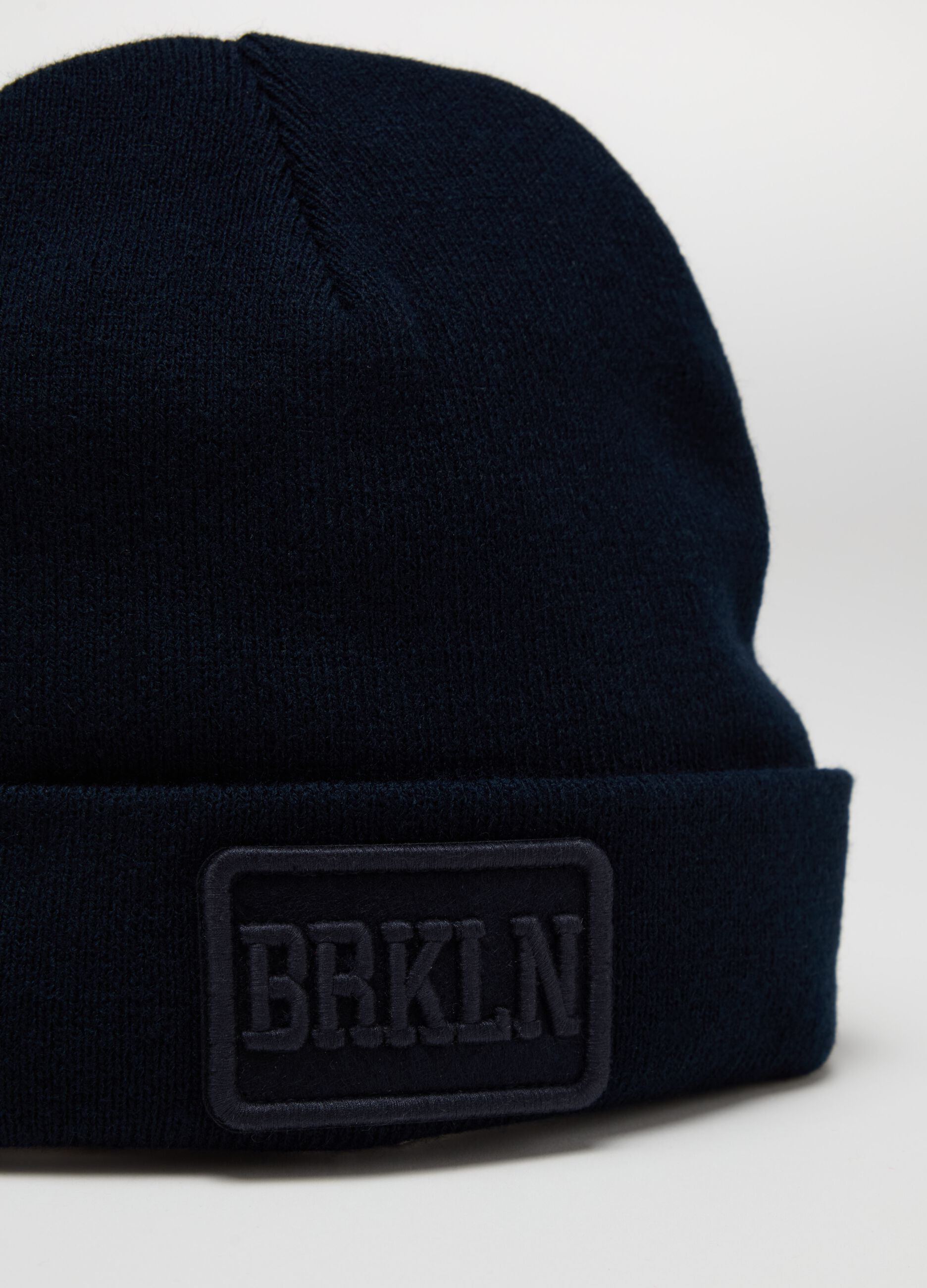 Berretto in maglia con patch "BRKLN"