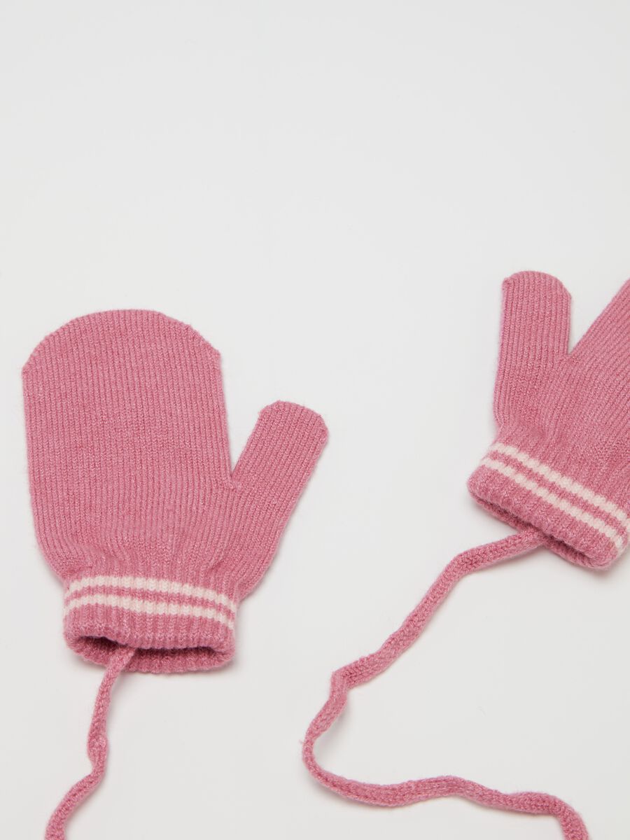 Mittens with cord_2