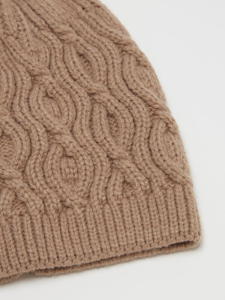 Knit hat with wavy weave_1