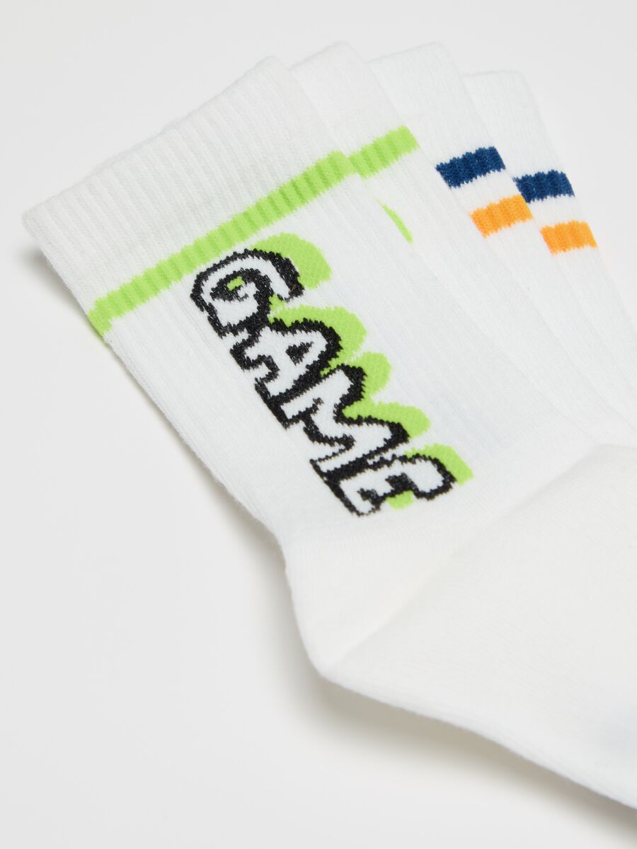 Three-pair pack tennis socks with stripes and lettering_1