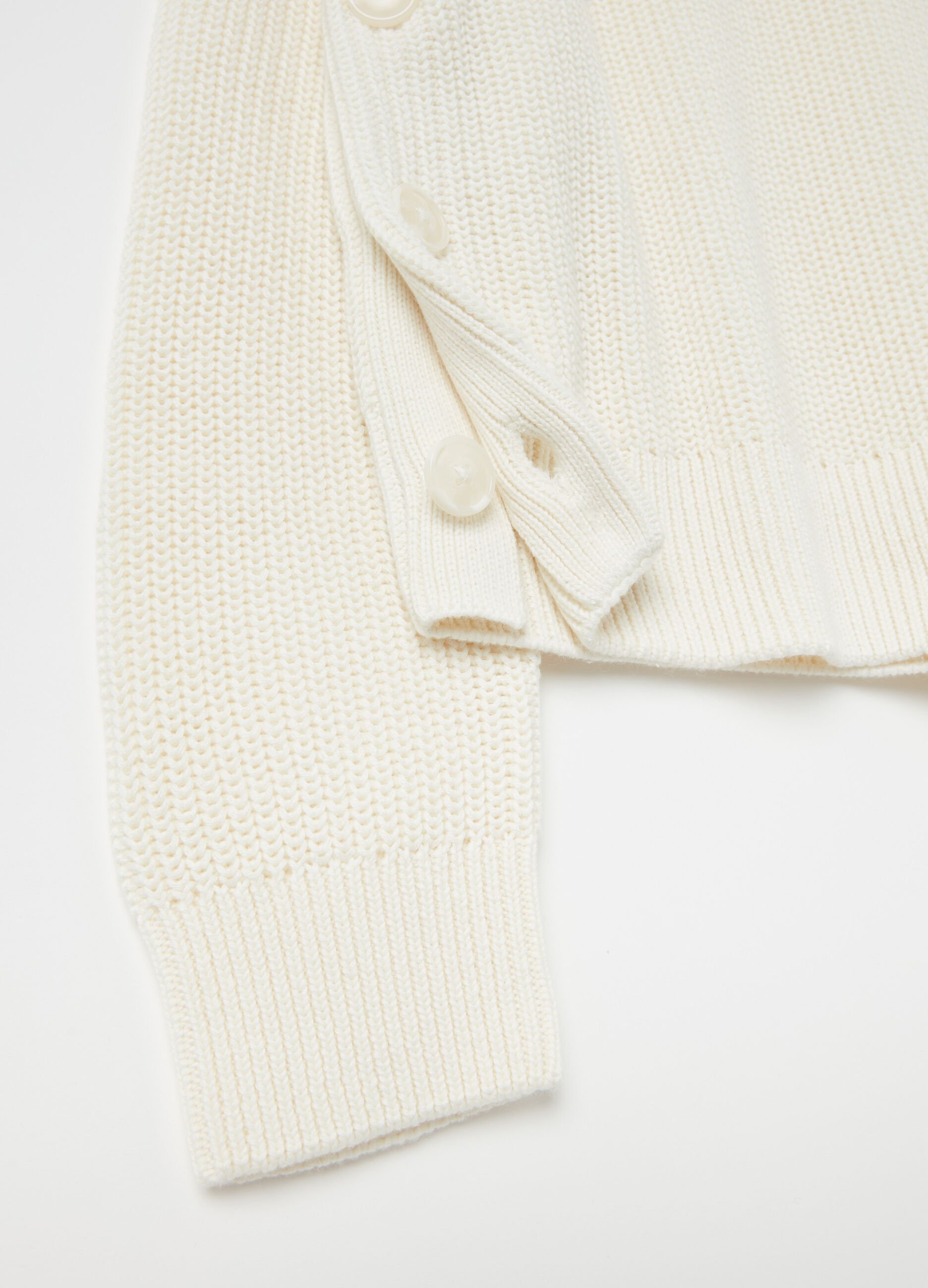 Ribbed pullover with buttons