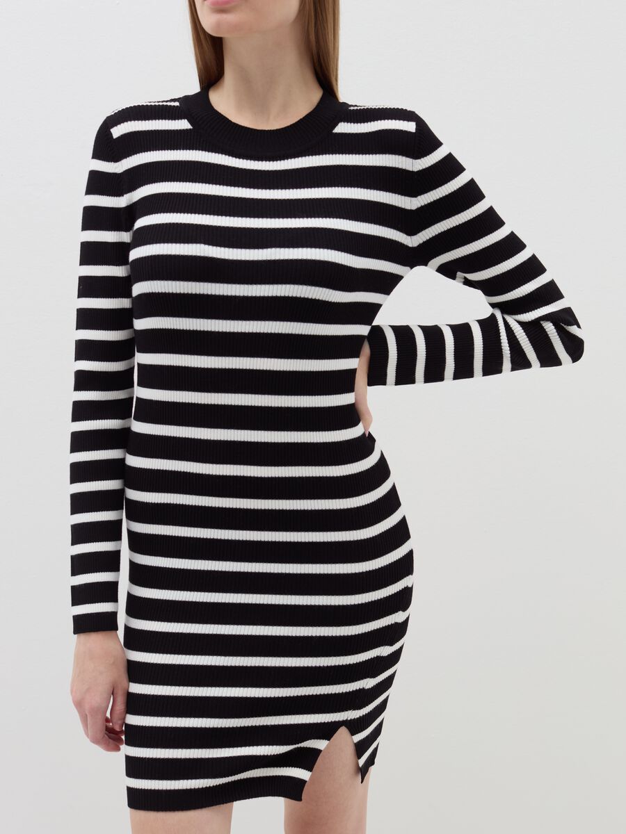 Short ribbed dress with striped pattern_3