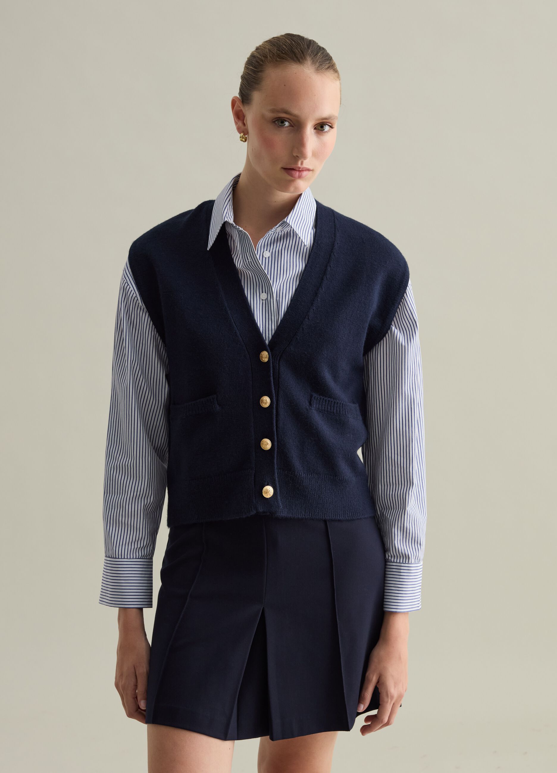 Contemporary gilet with buttons