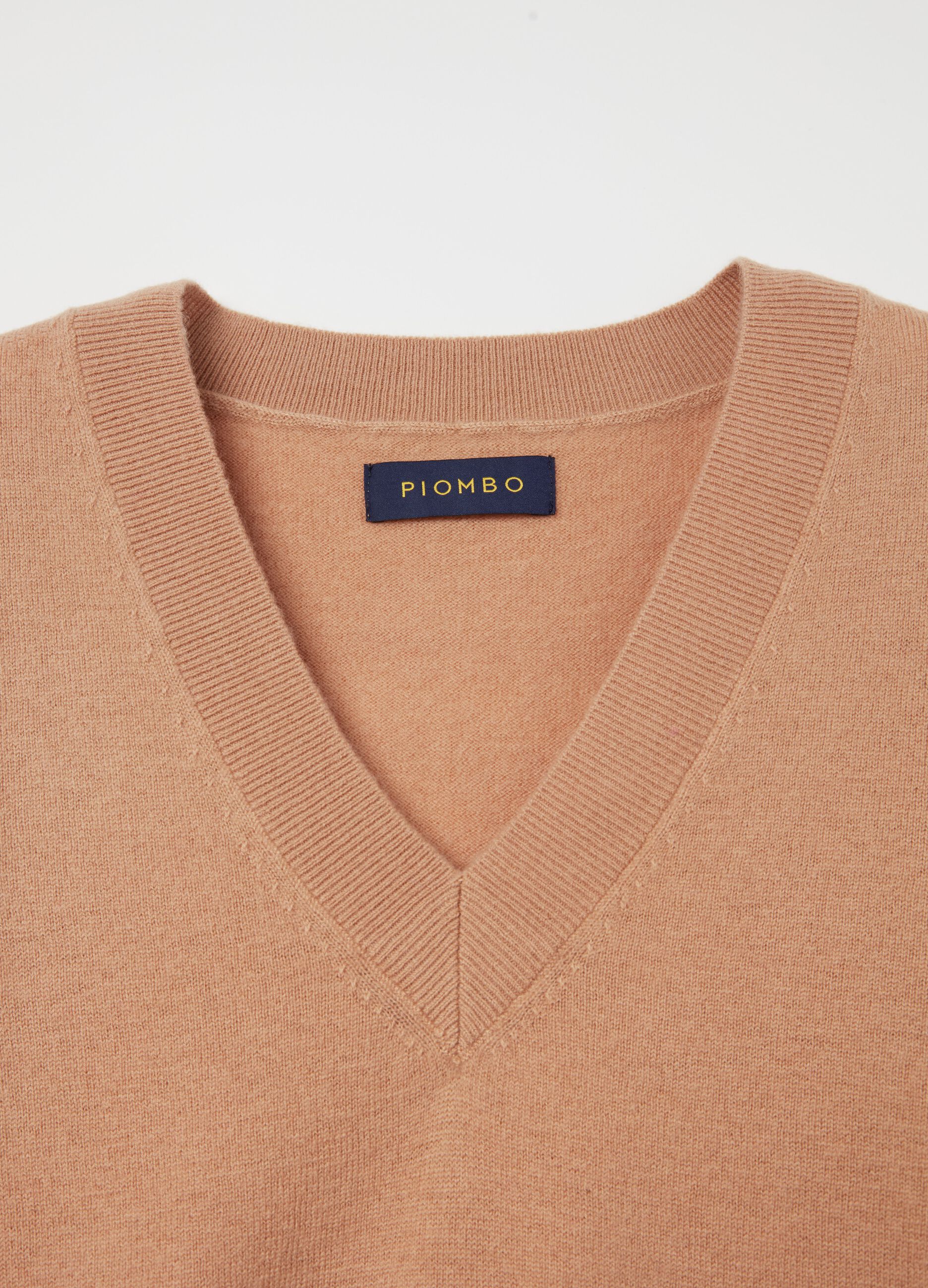 V-neck pullover in wool