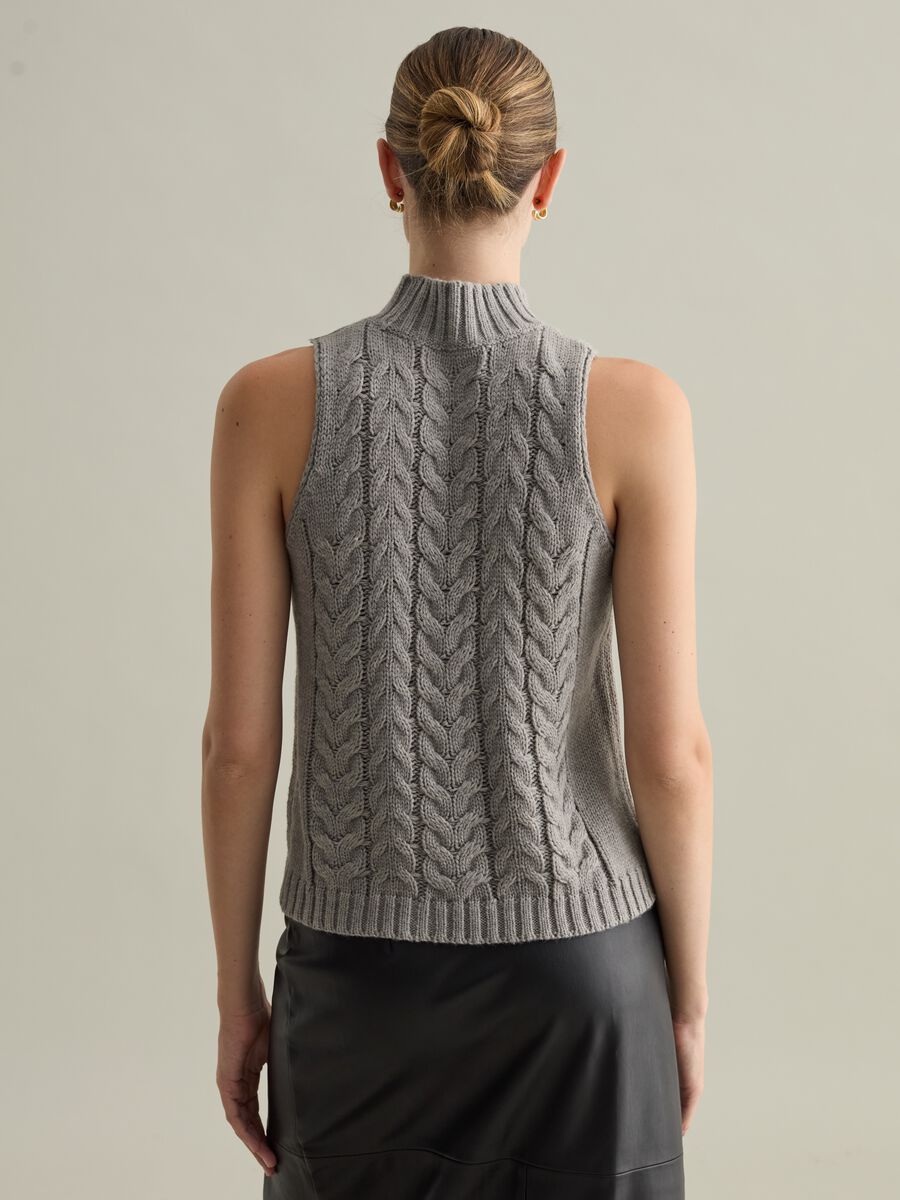 Contemporary closed cable-knit gilet_3