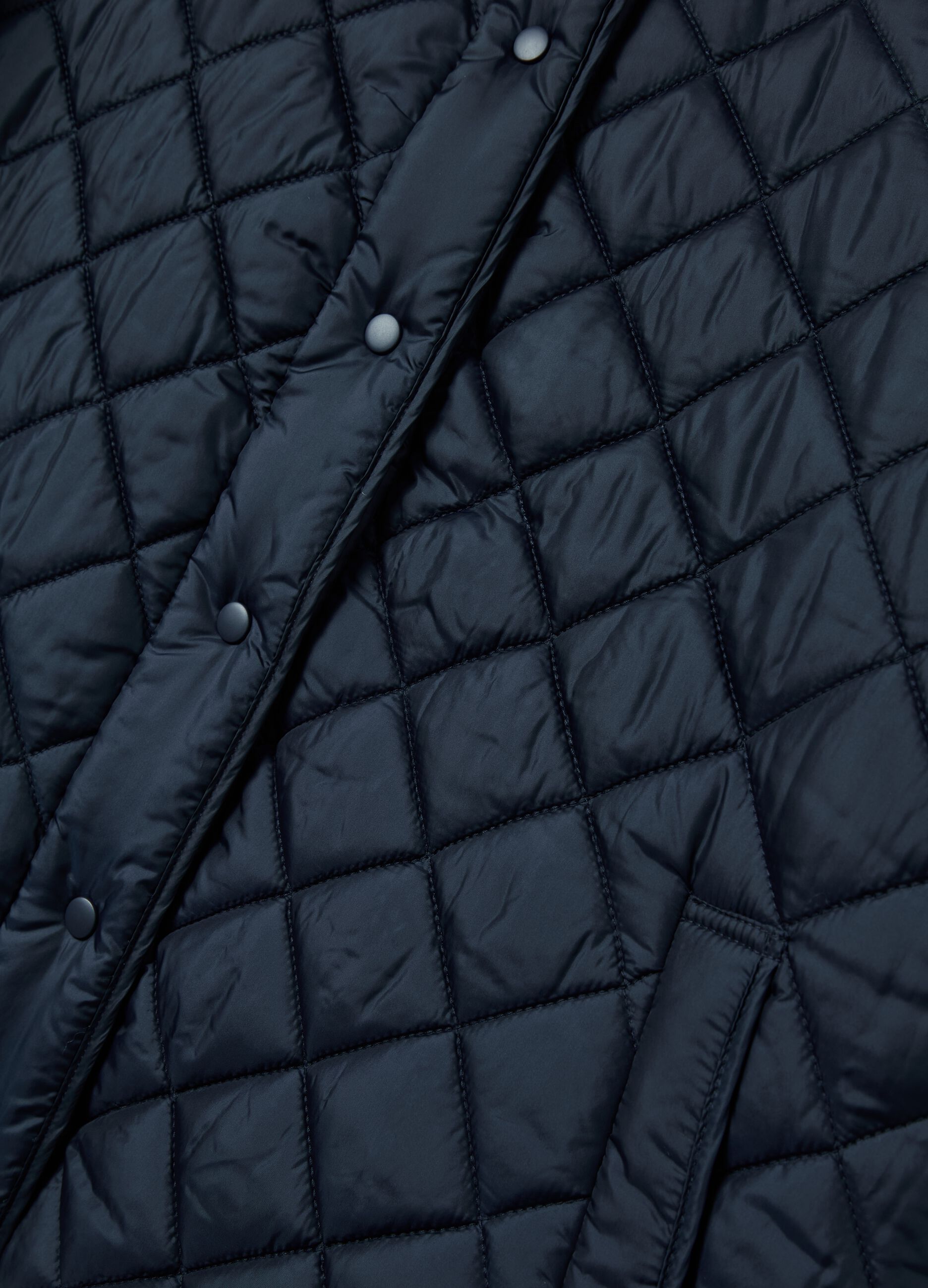 Curvy down jacket with diamond quilting