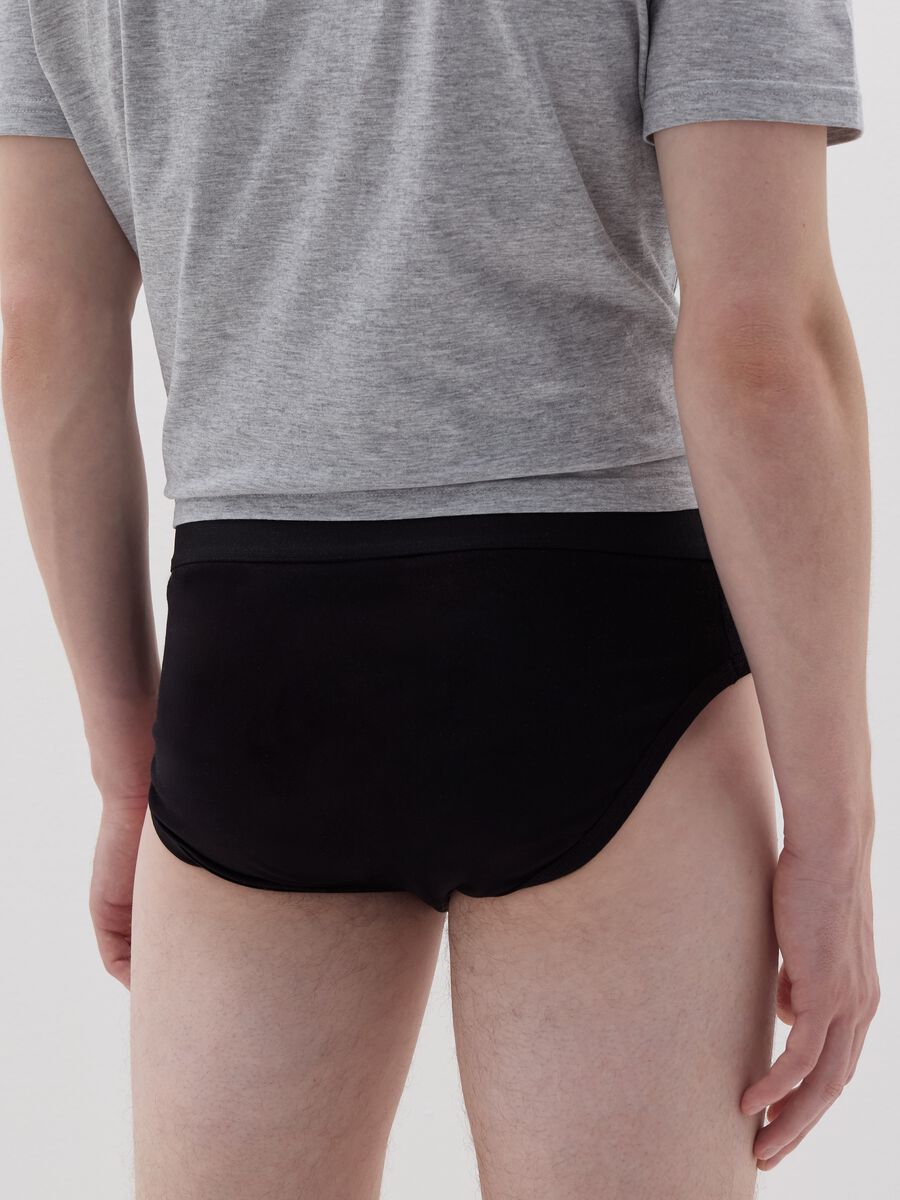 Two-pack briefs with contrasting piping_4