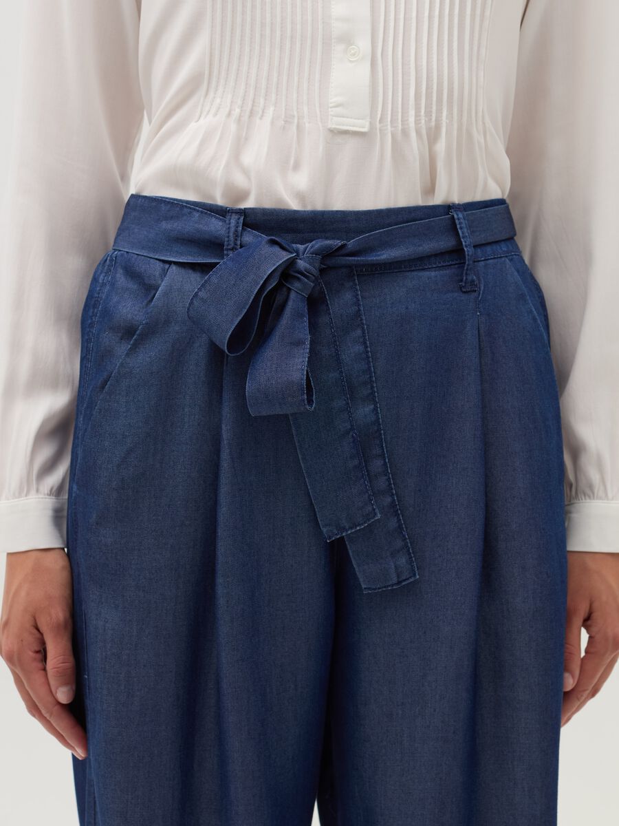 Denim-effect fluid trousers with belt_3