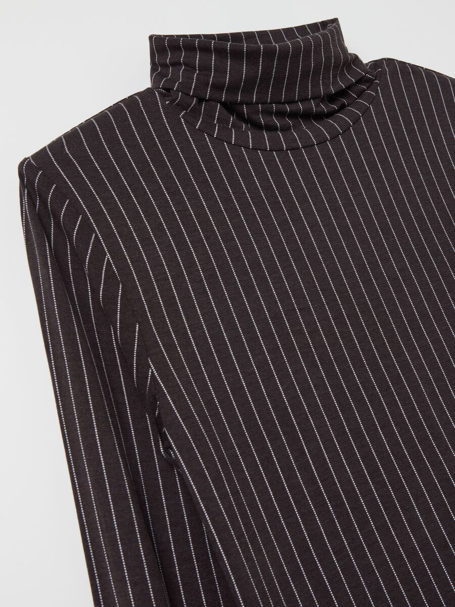 Pinstriped T-shirt with long sleeves_5