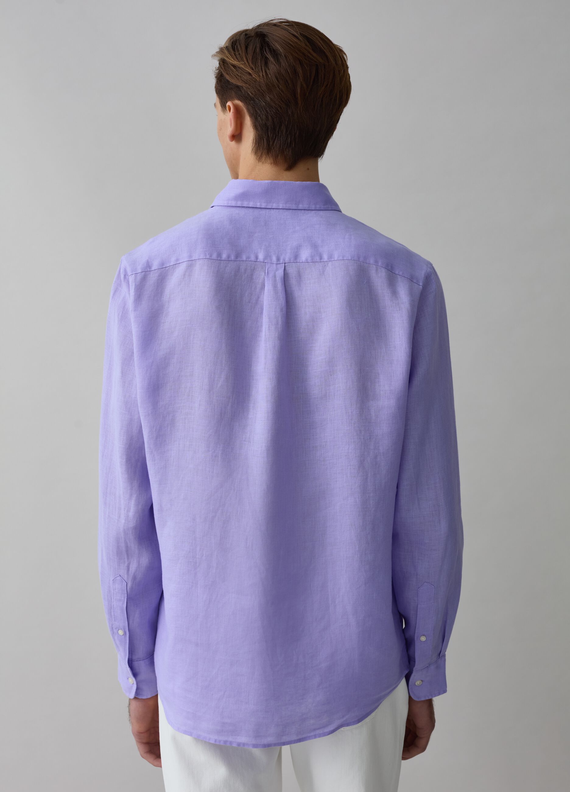 Camisa regular fit de lino cuello abotonado
