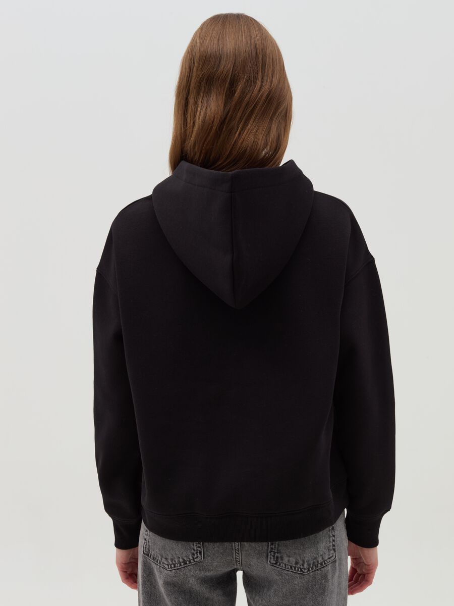 Essential sweatshirt with raised lettering_2