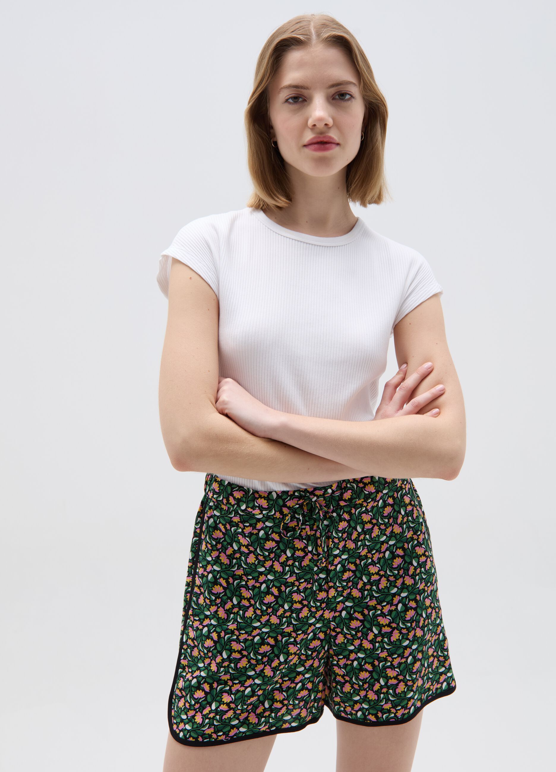 Viscose shorts with contrasting edging