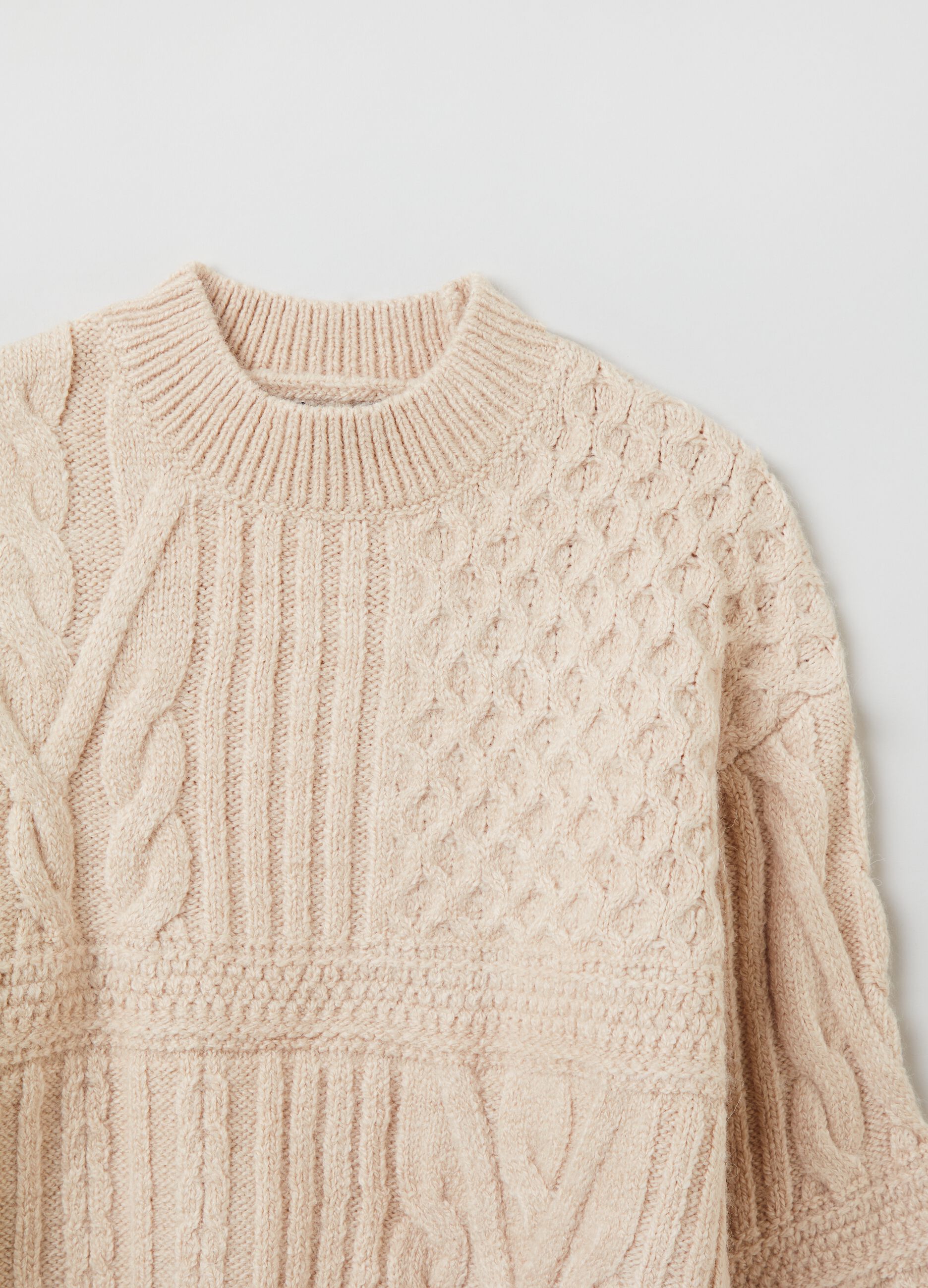 Cropped pullover with cable-knit motif