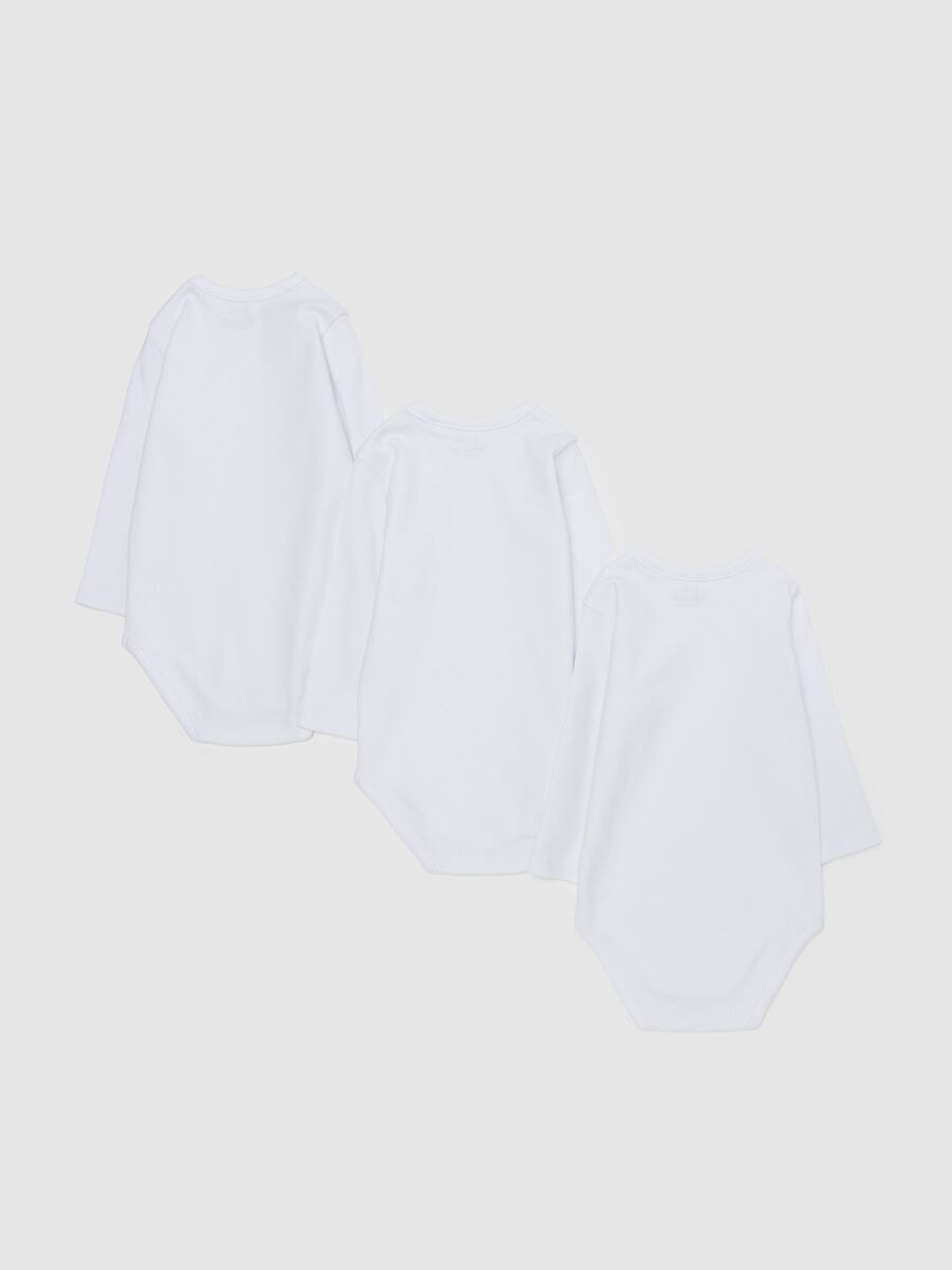 Three-pack solid colour bodysuits in organic cotton_1