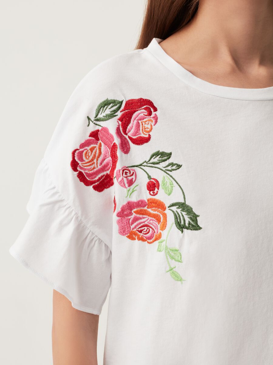 T-shirt in cotone con ricamo floreale_3
