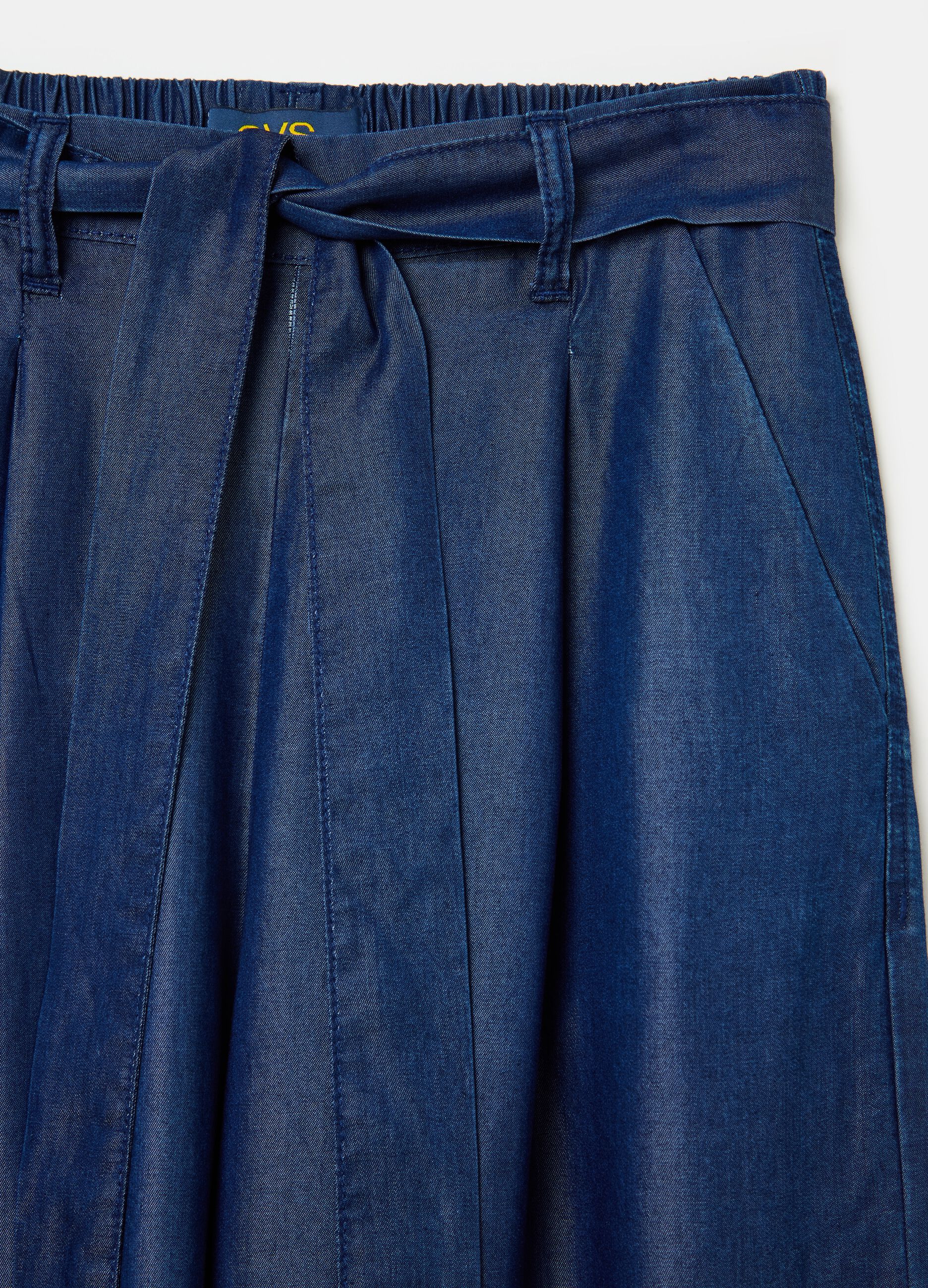 Denim-effect fluid trousers with belt