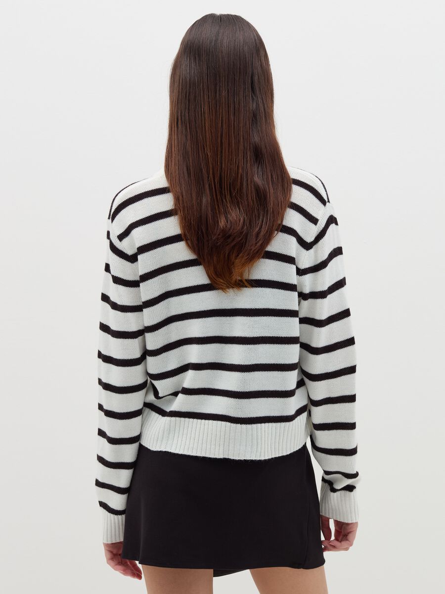 Cardigan with striped pattern and V neck_3