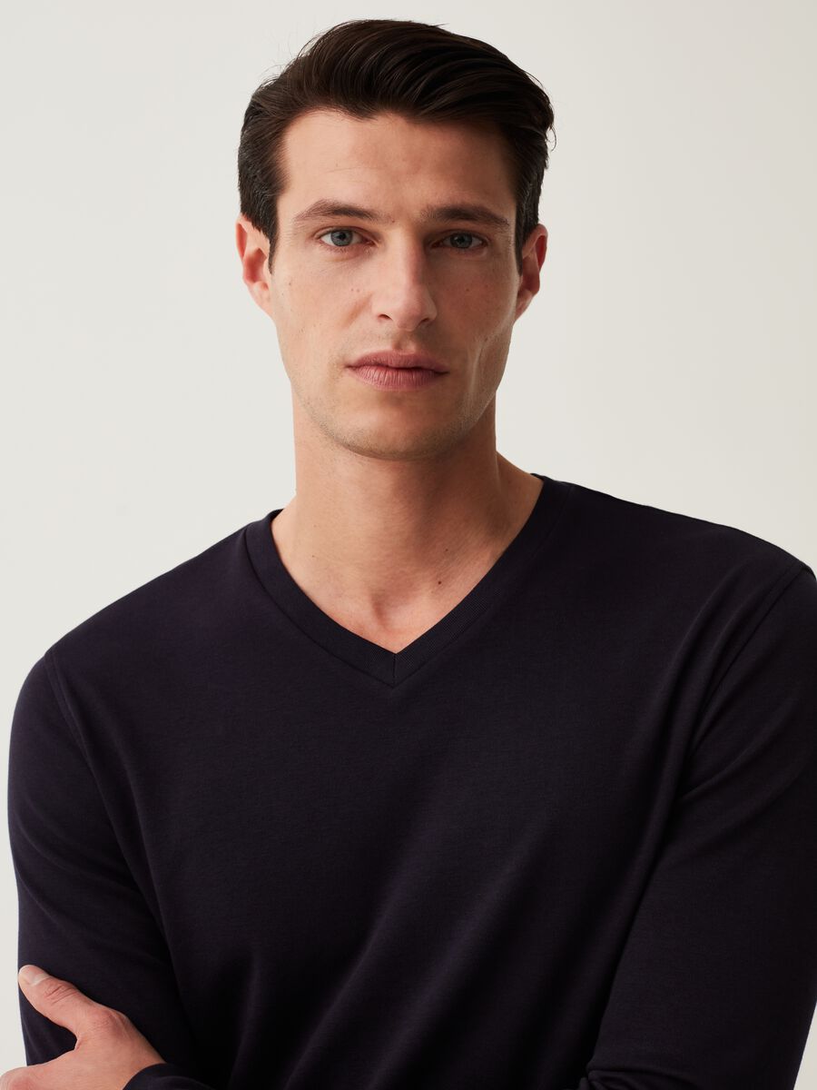 Long-sleeved T-shirt with V neck_1