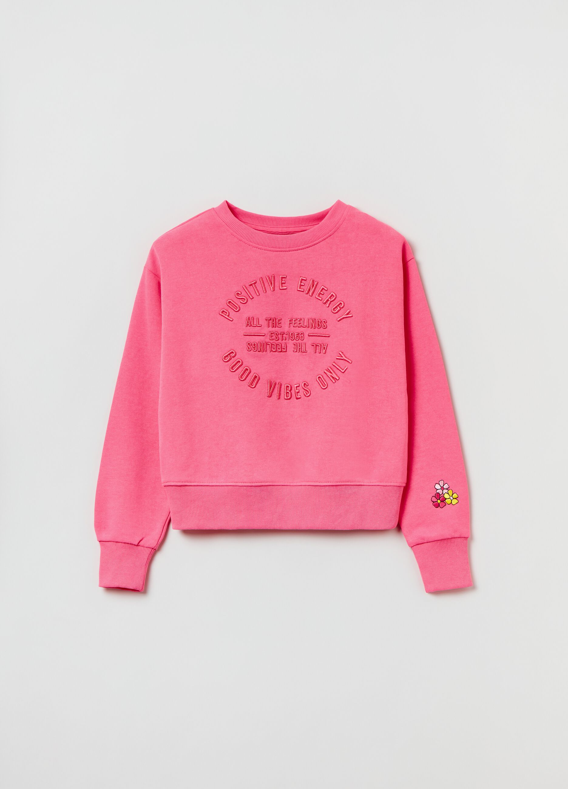 Sweatshirt with round neck and embroidered lettering.
