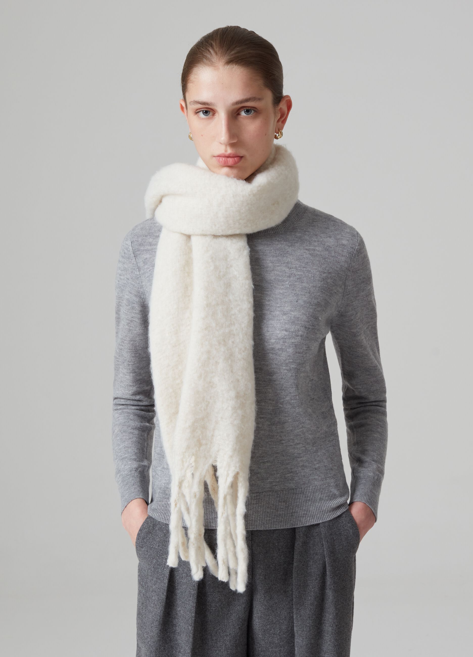 Wool top with round neck