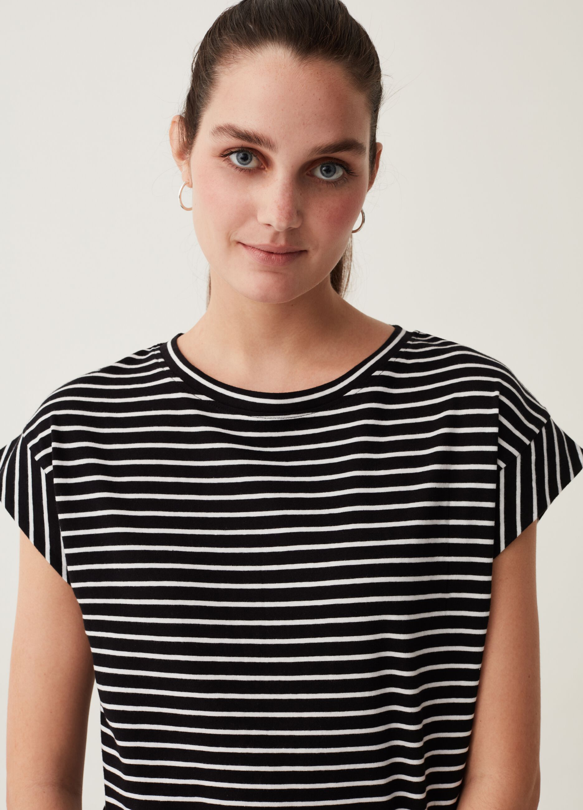 Woman's White/Black T-shirt with kimono sleeves and all-over print