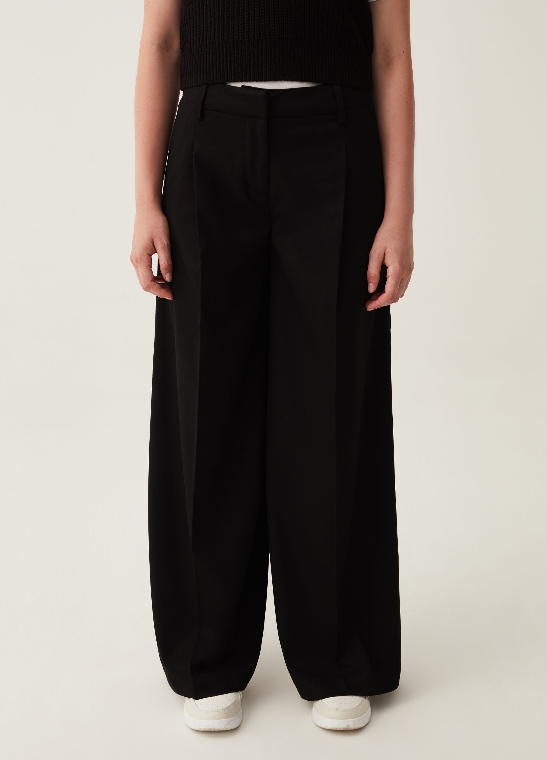 Wide-leg trousers with darts