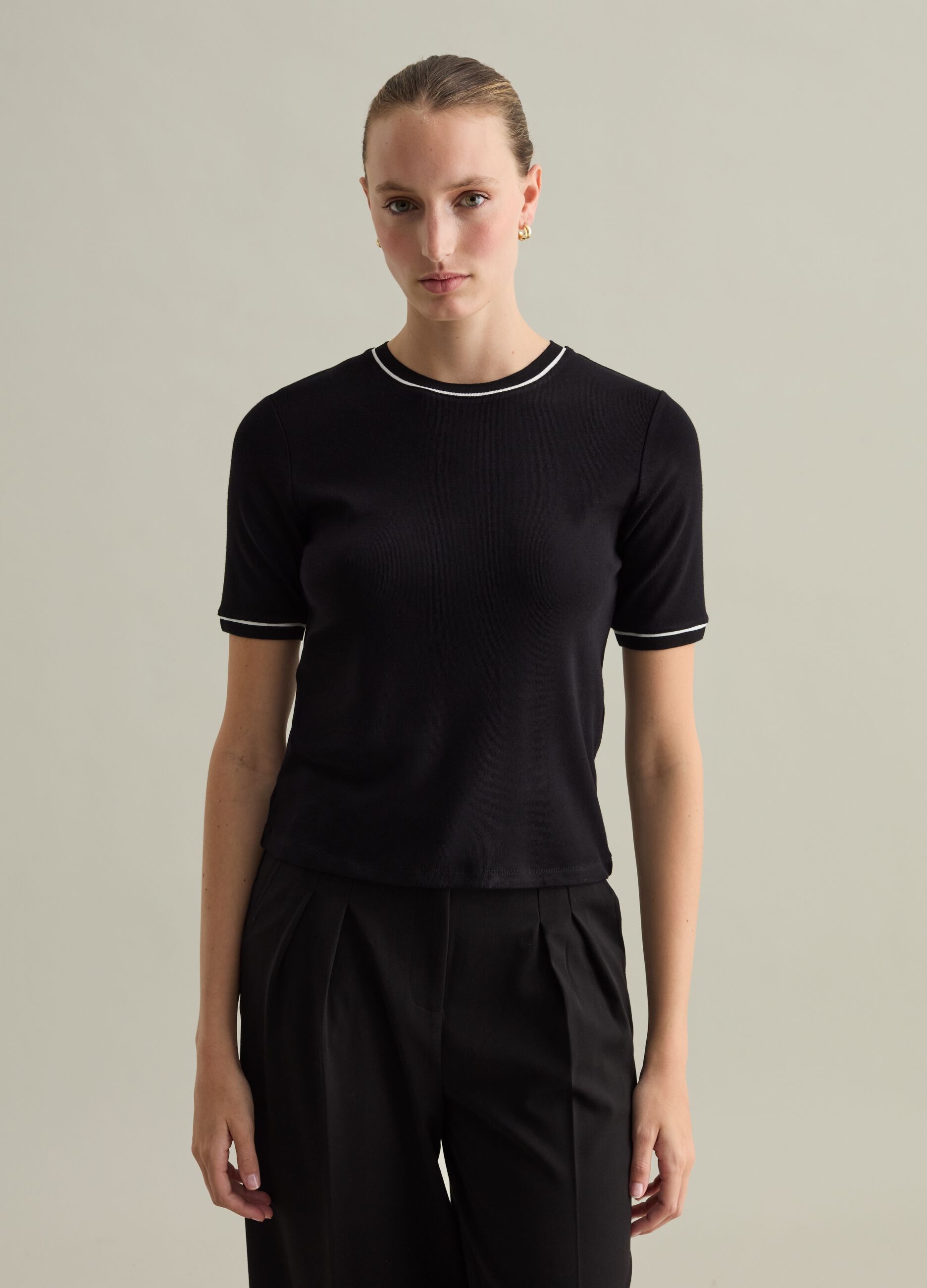 Contemporary T-shirt with contrasting piping