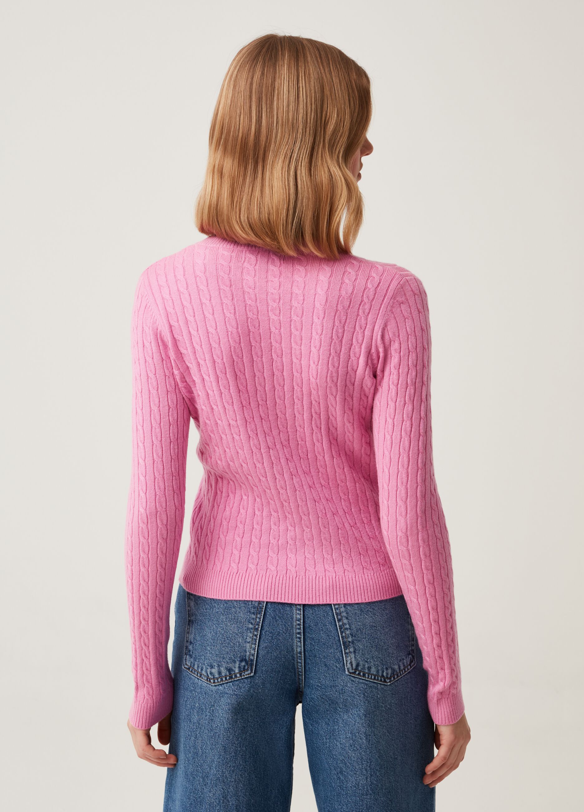 Pullover with round neck and ribbed design