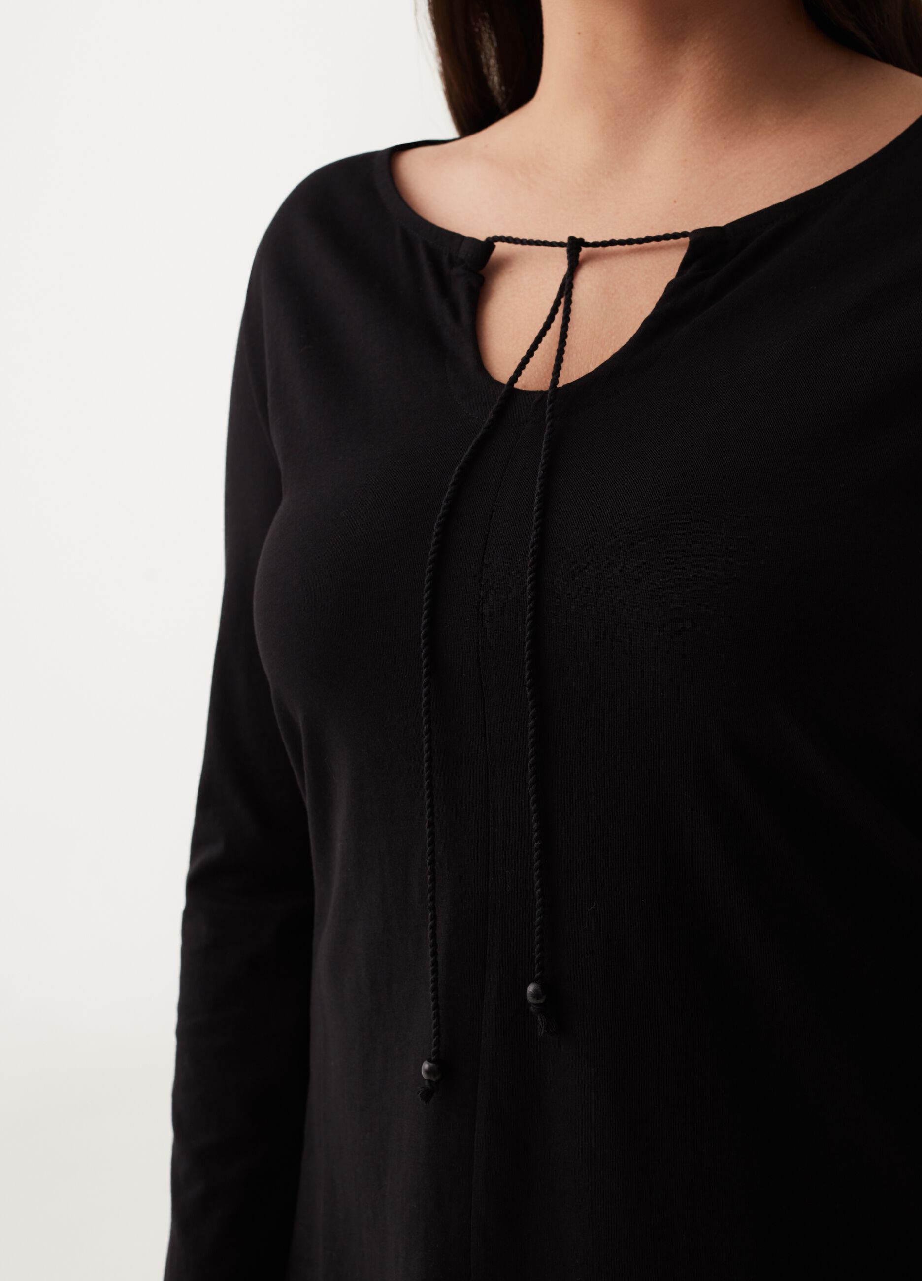 Curvy long-sleeved T-shirt with laces