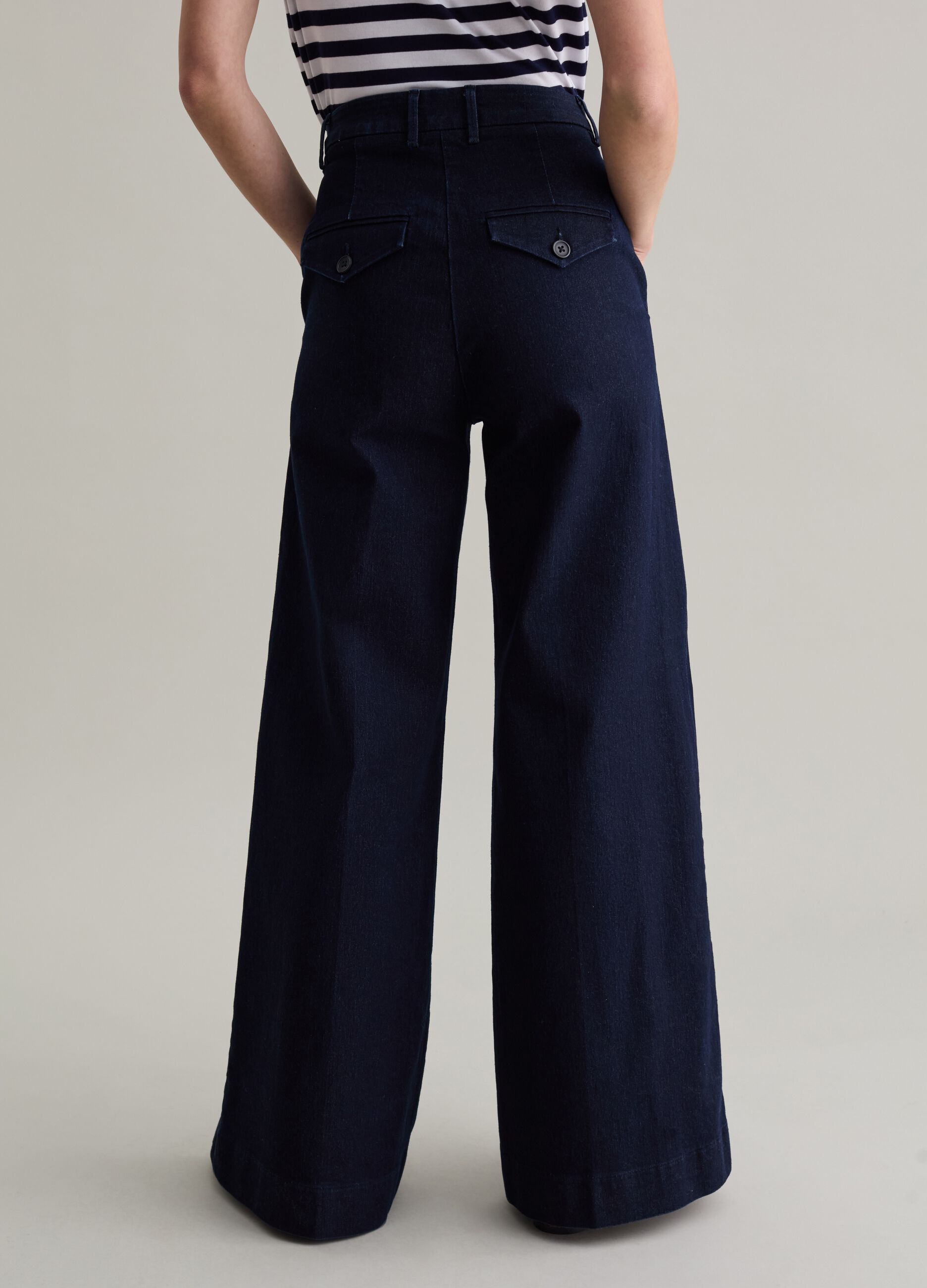 Relaxed-fit jeans with high waist