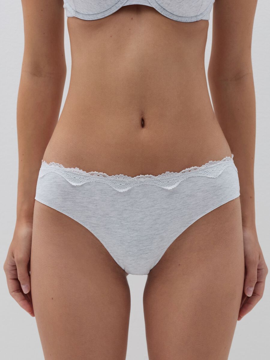 Briefs in organic cotton with lace trim_1