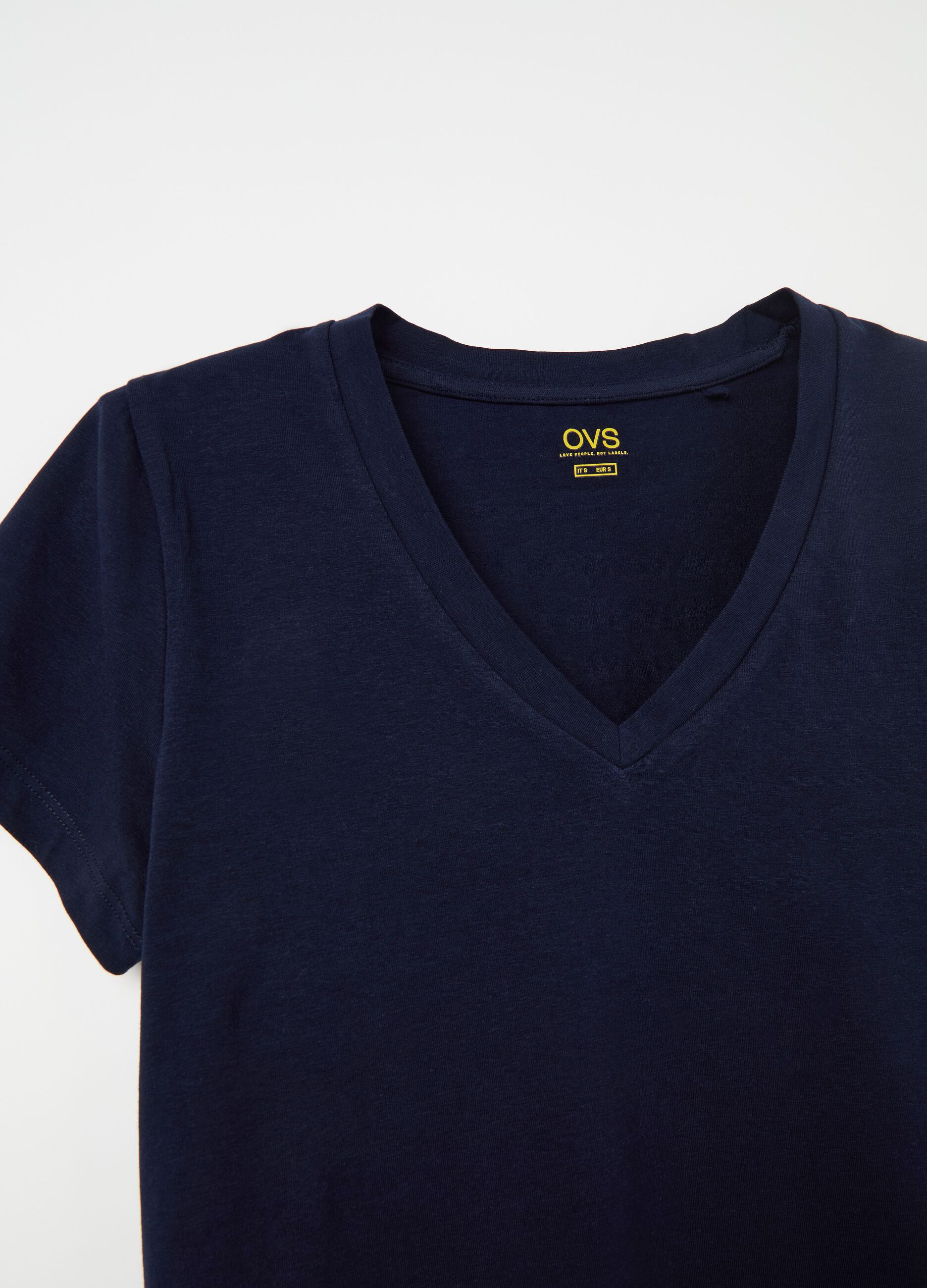 Solid colour T-shirt with V neck