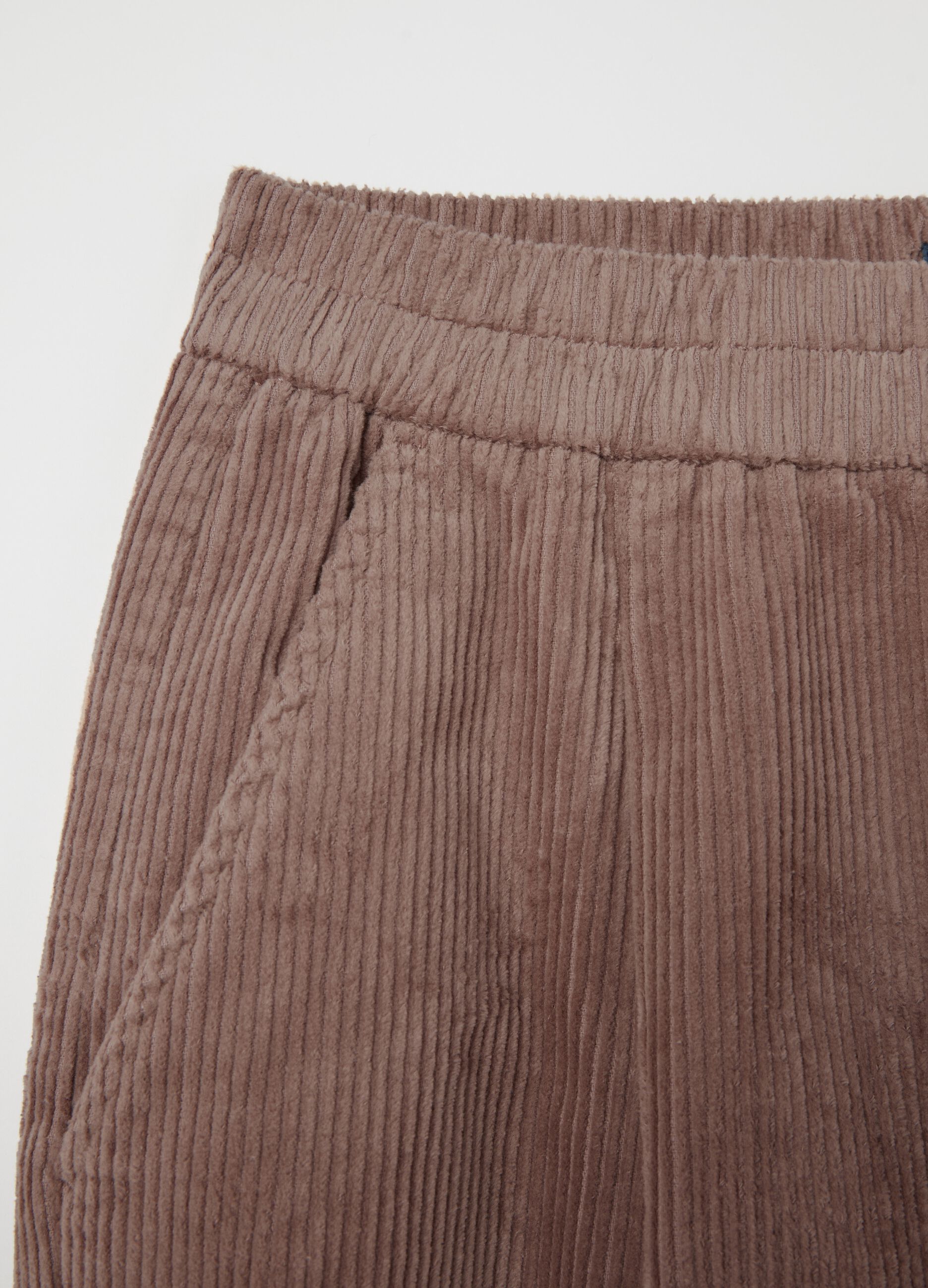 Pantalone carrot fit in corduroy con pinces