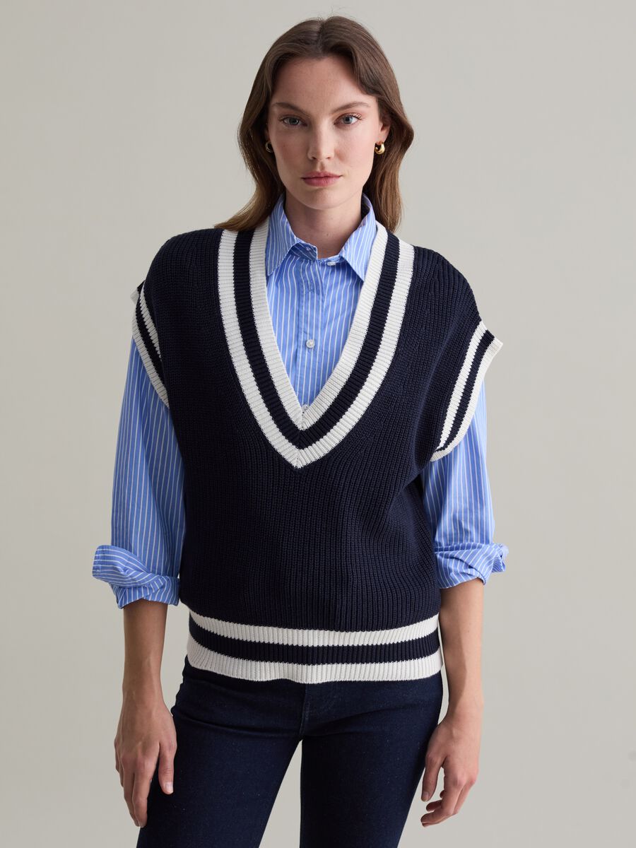 Ribbed closed gilet with striped edging_3