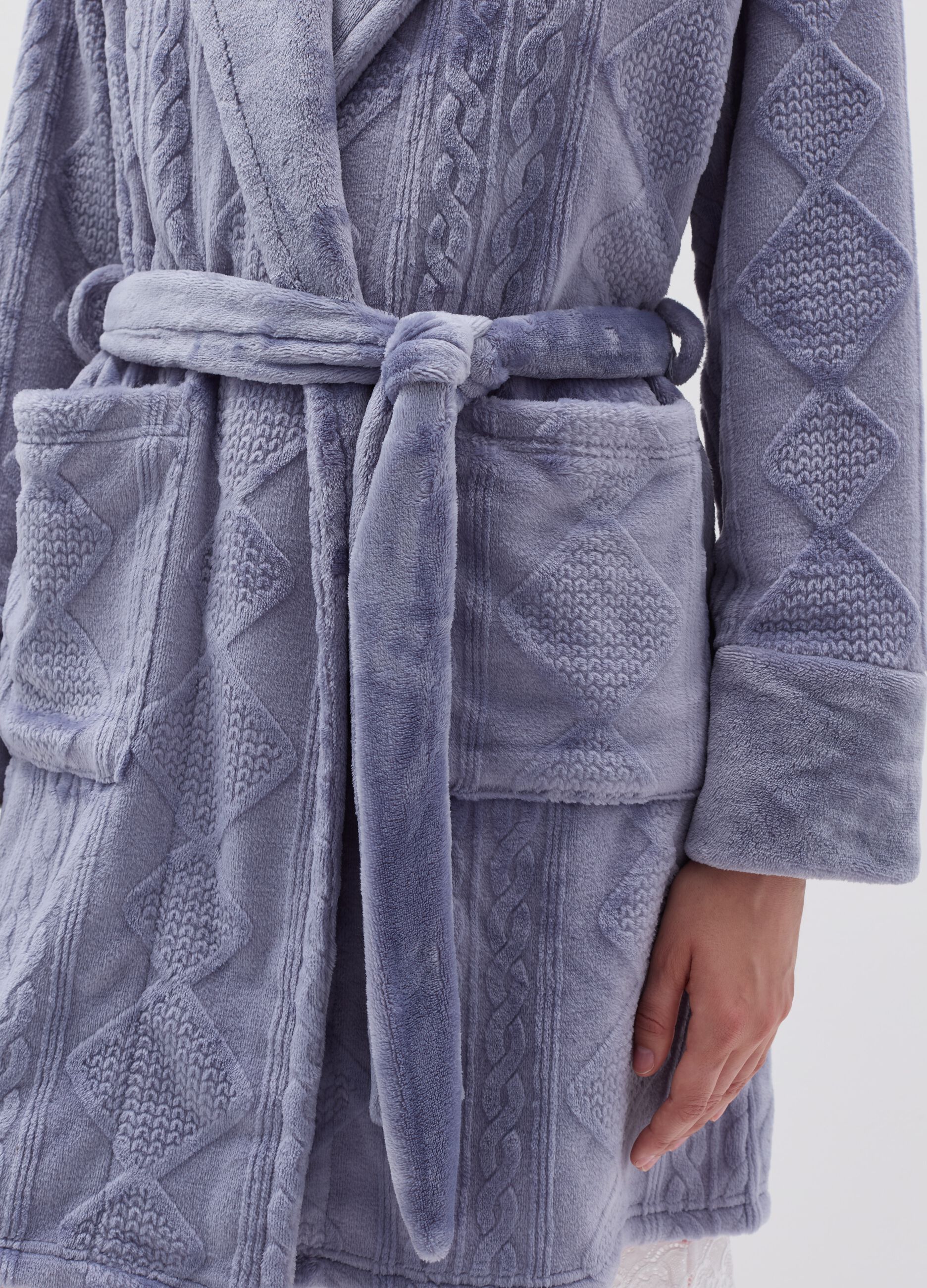 Short cable-knit dressing gown with diamond motif