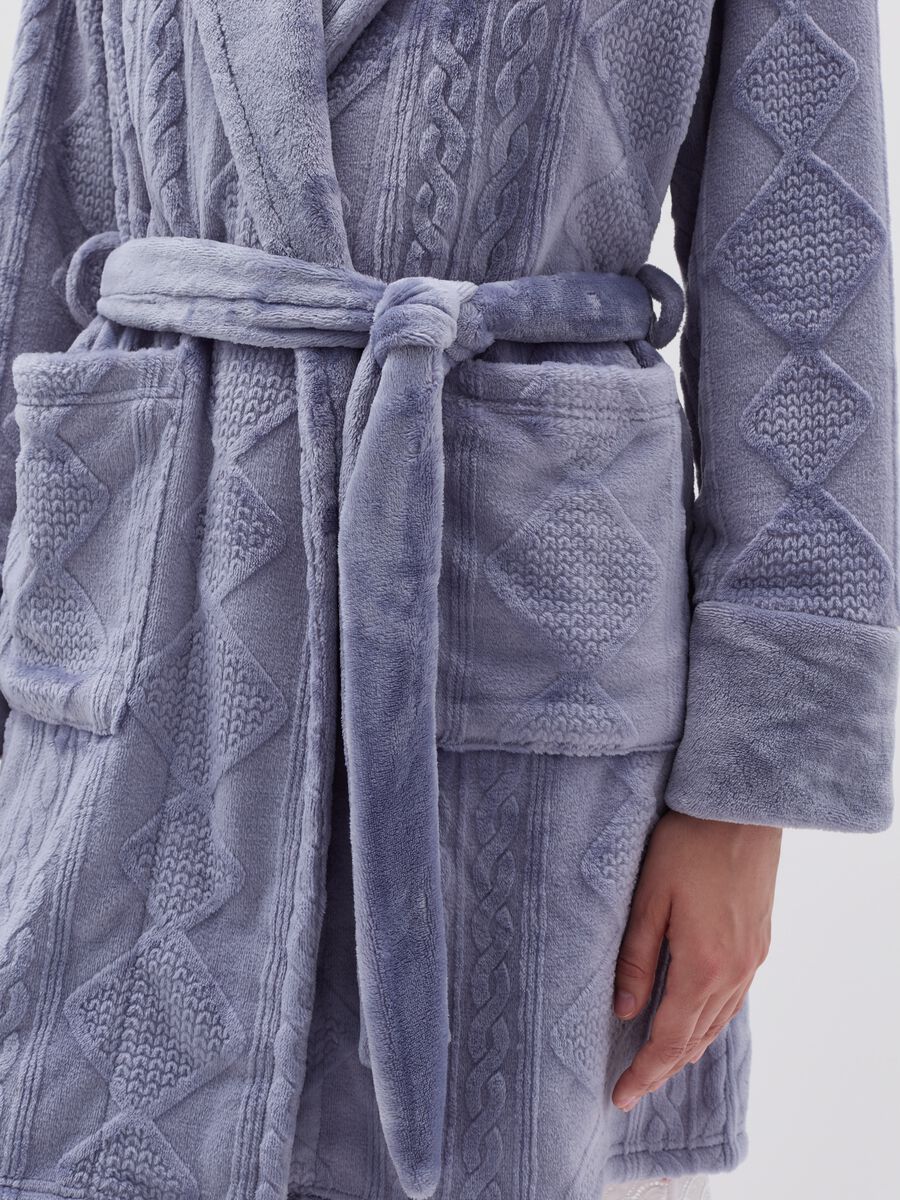 Short cable-knit dressing gown with diamond motif_3