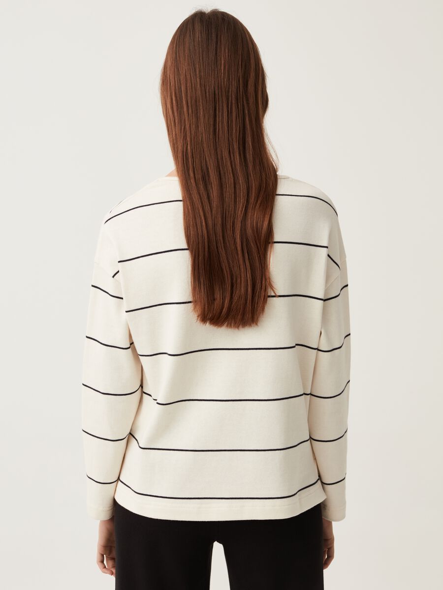 Long-sleeved T-shirt with fine stripes_2