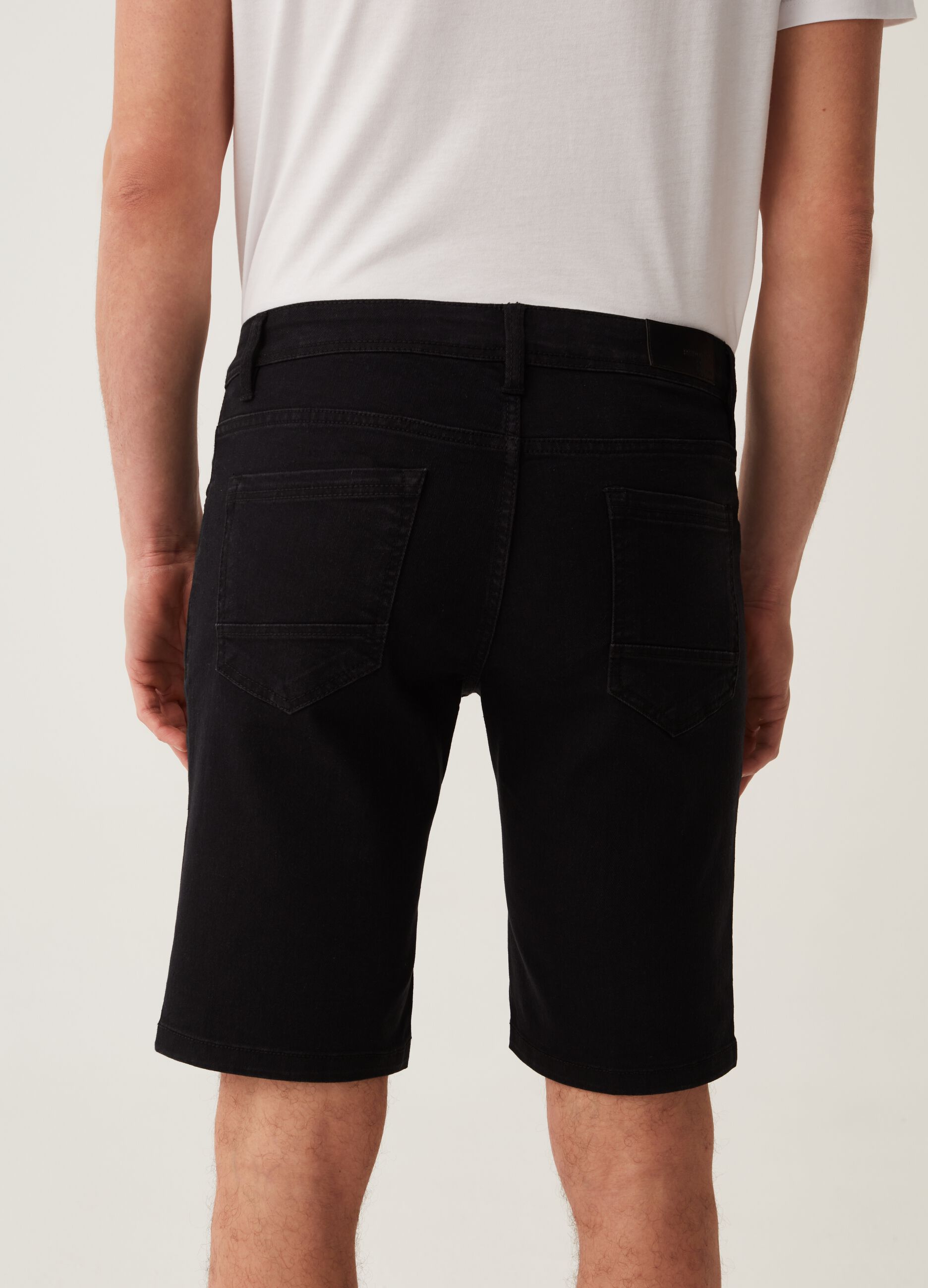 Slim-fit stretch Bermuda shorts with five pockets