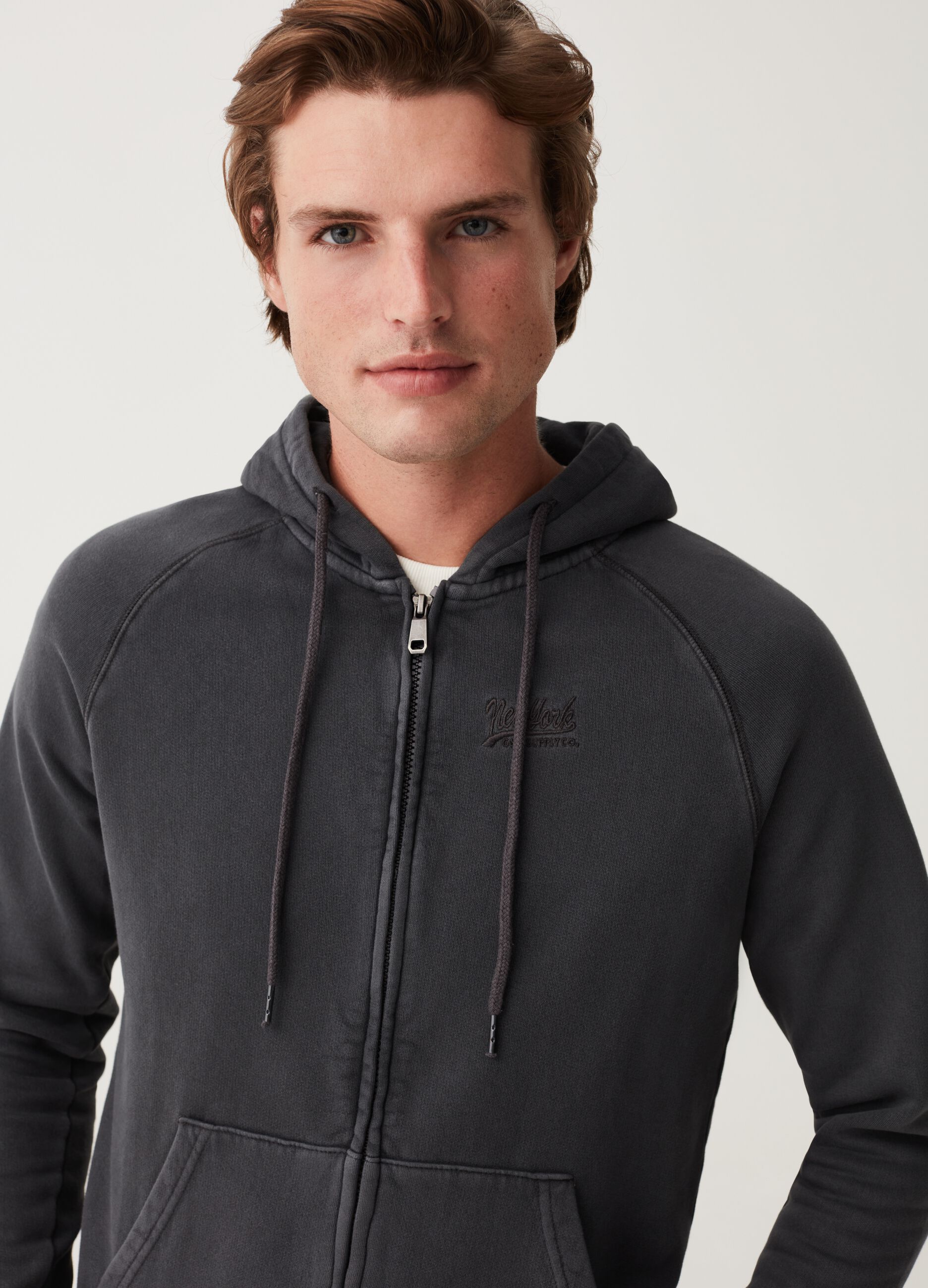 Full-zip con cappuccio e ricamo logo