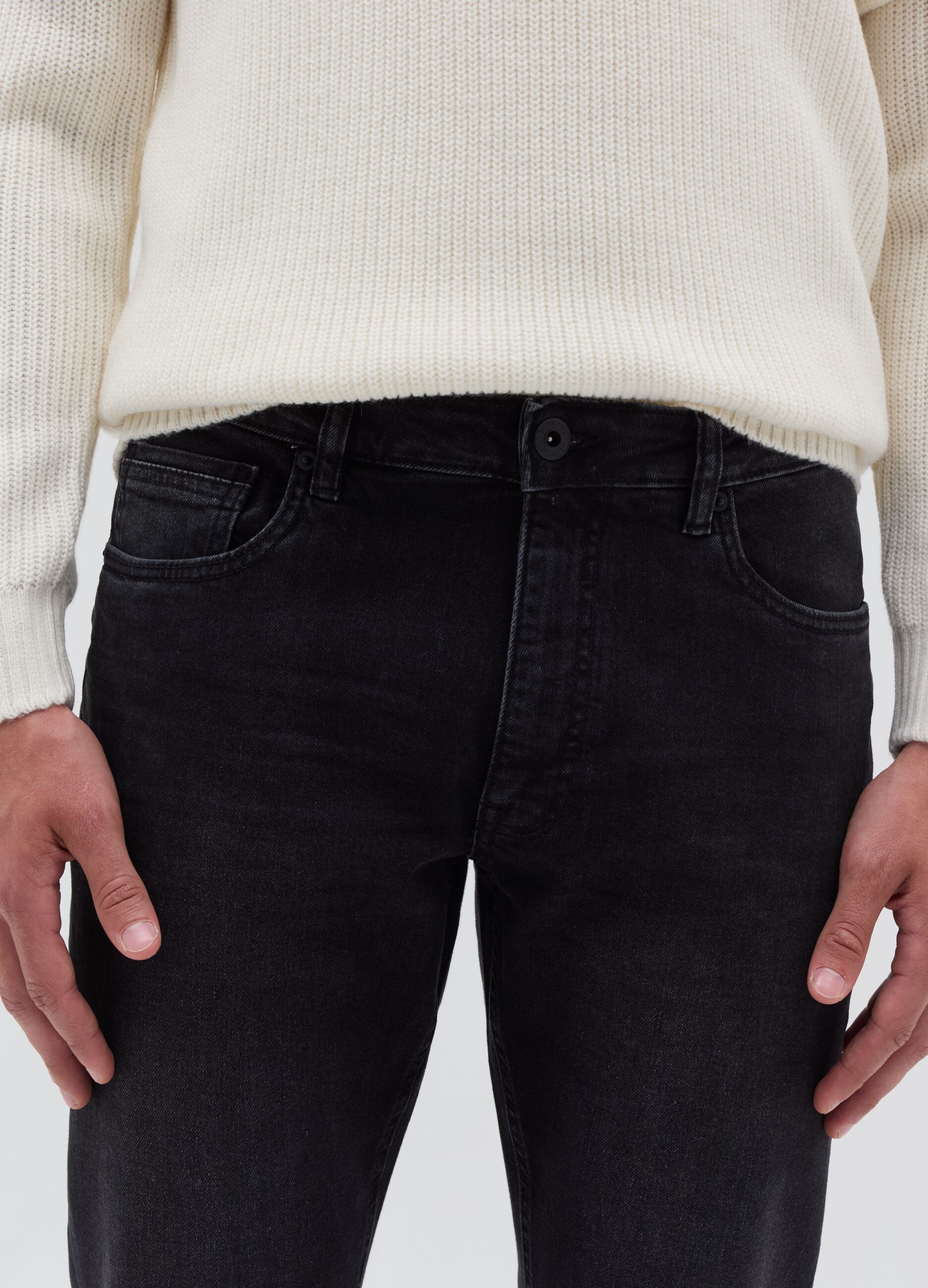 Comfort-fit jeans with five pockets