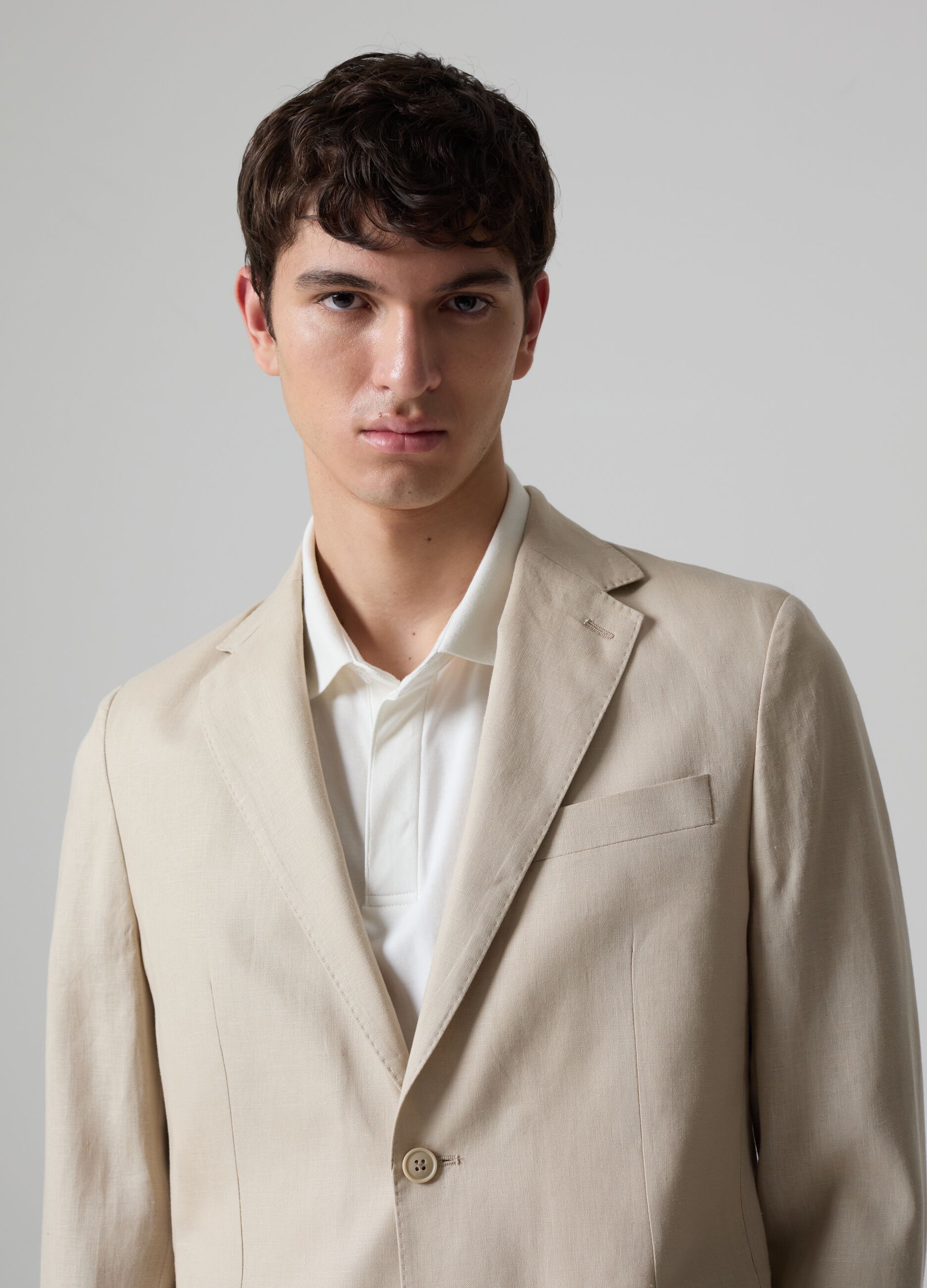 Contemporary single-breasted blazer in linen