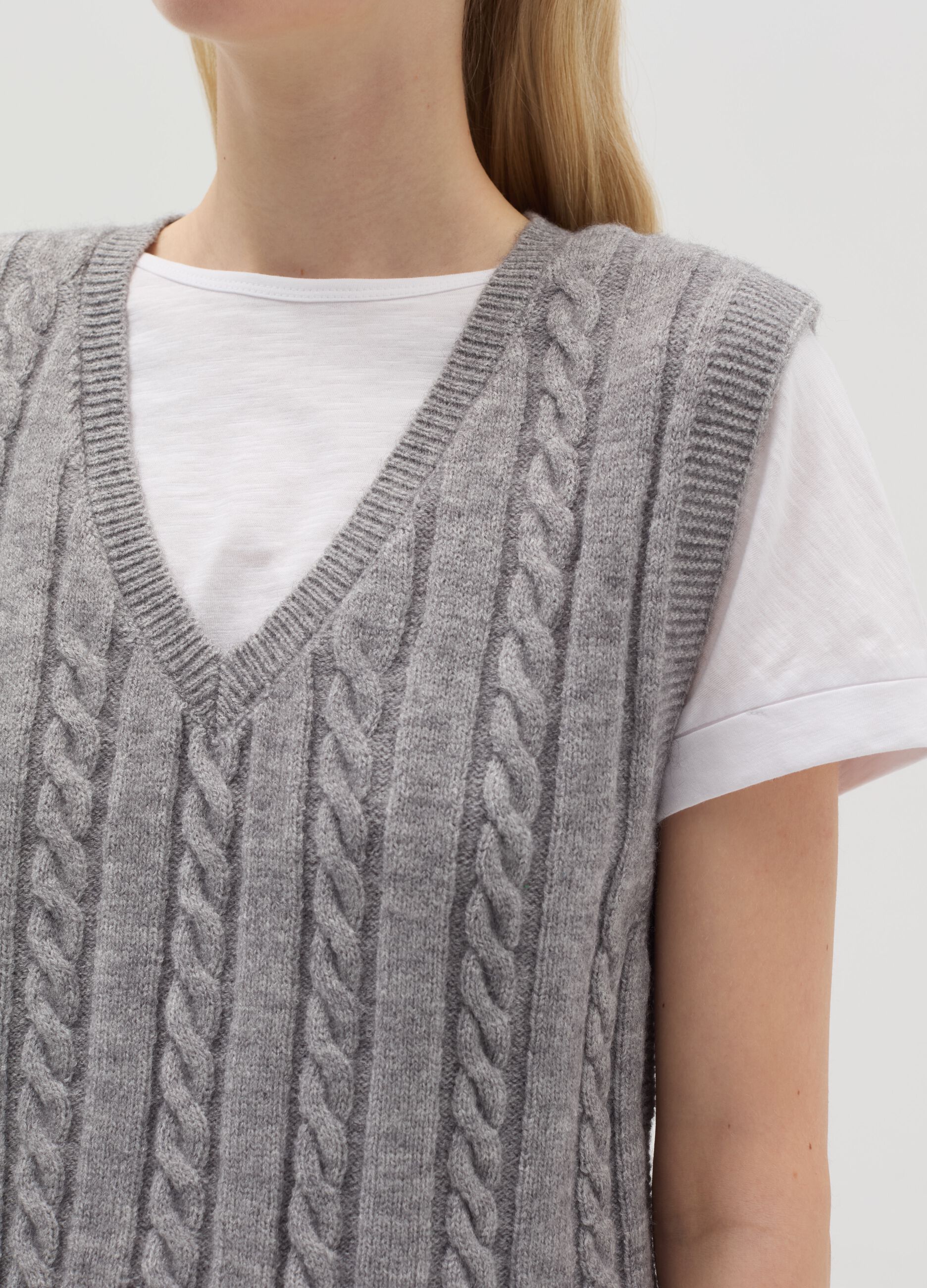 Cable-knit closed gilet with V neck