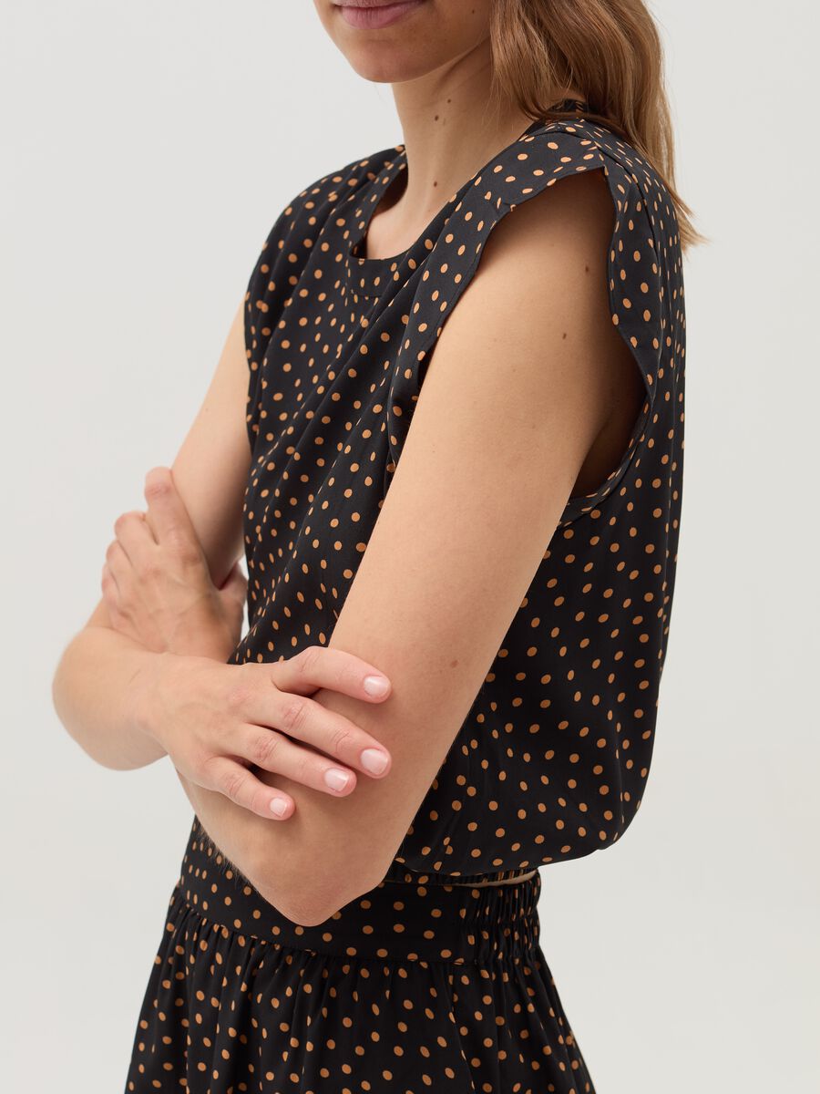 Sleeveless blouse with patterned flounce_3