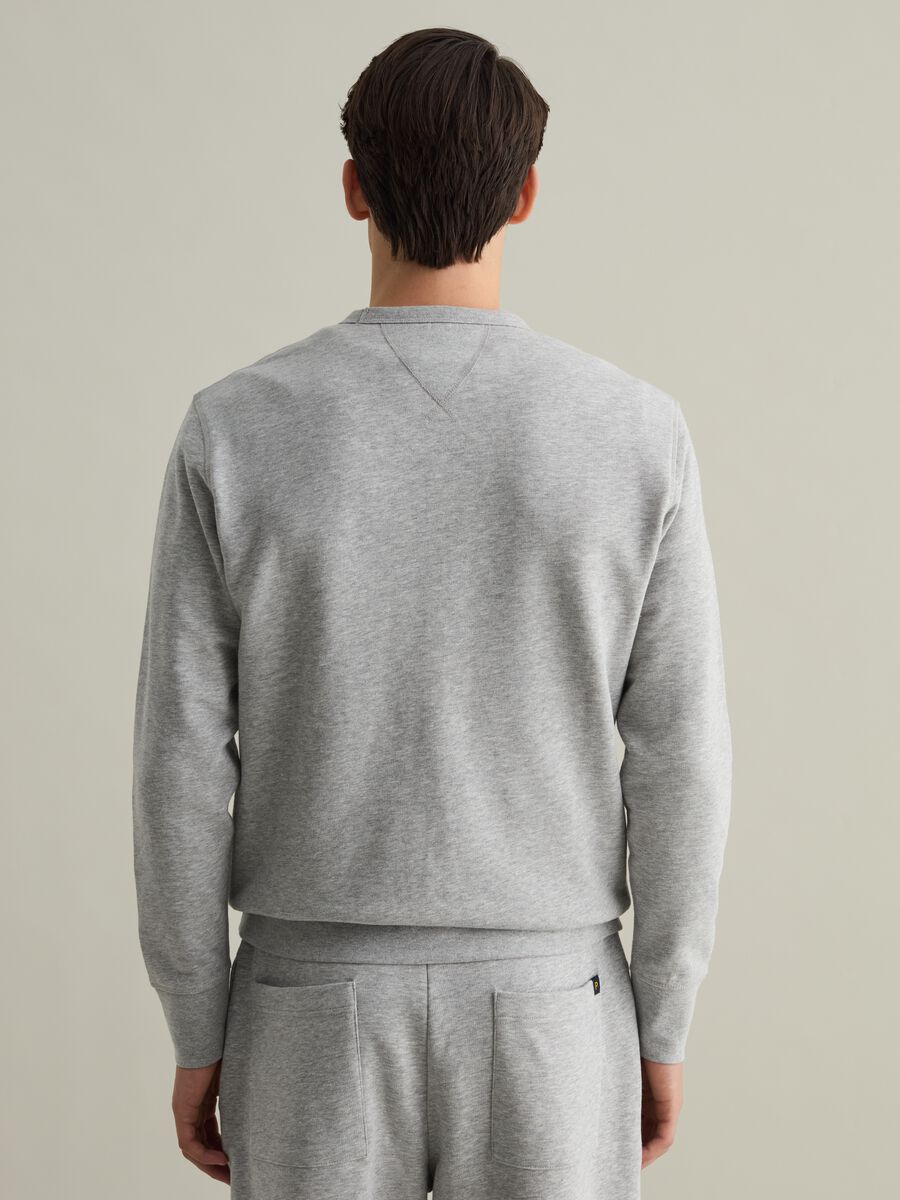 Sweatshirt with round neck and V detail_2