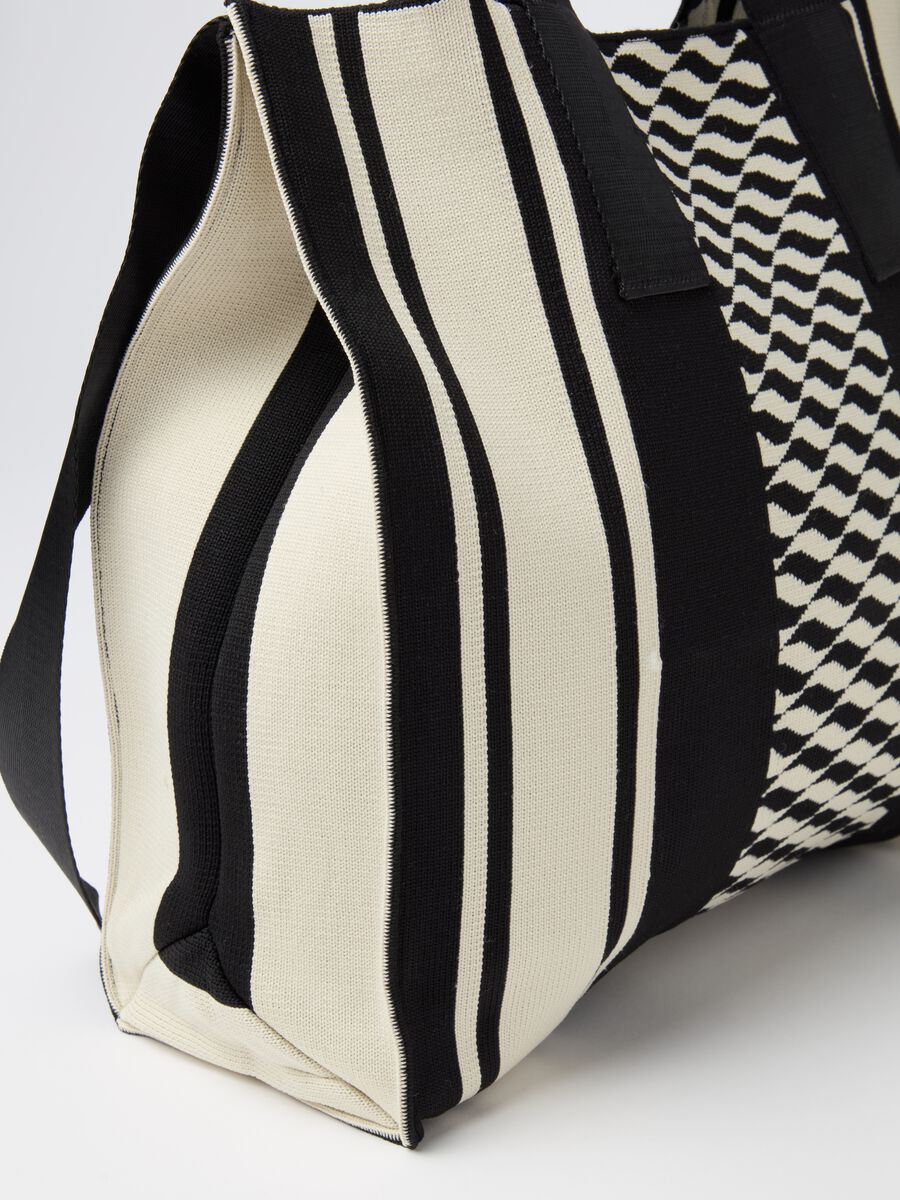 Tote bag con trama geometrica_2