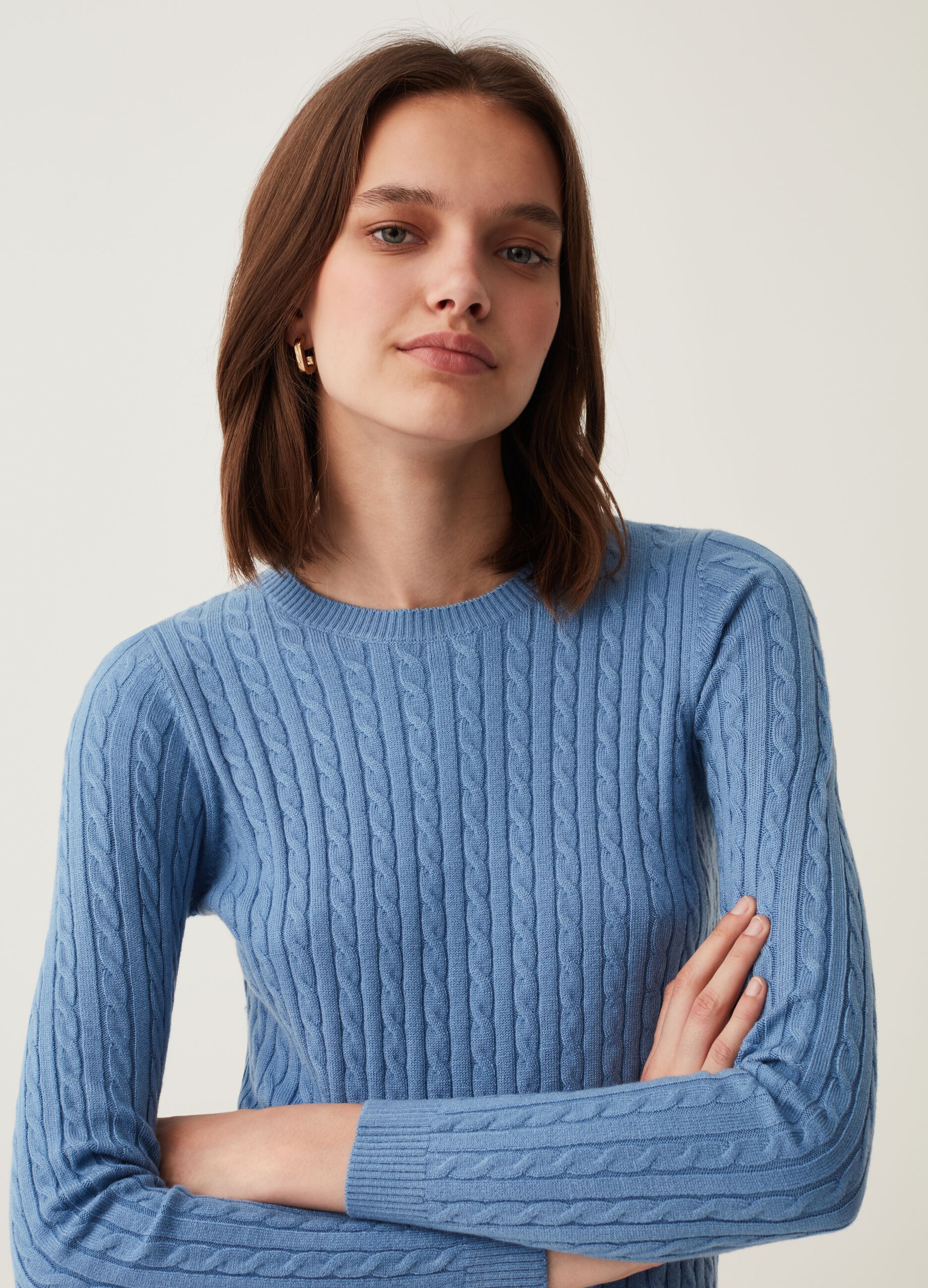 Pullover with round neck and ribbed design